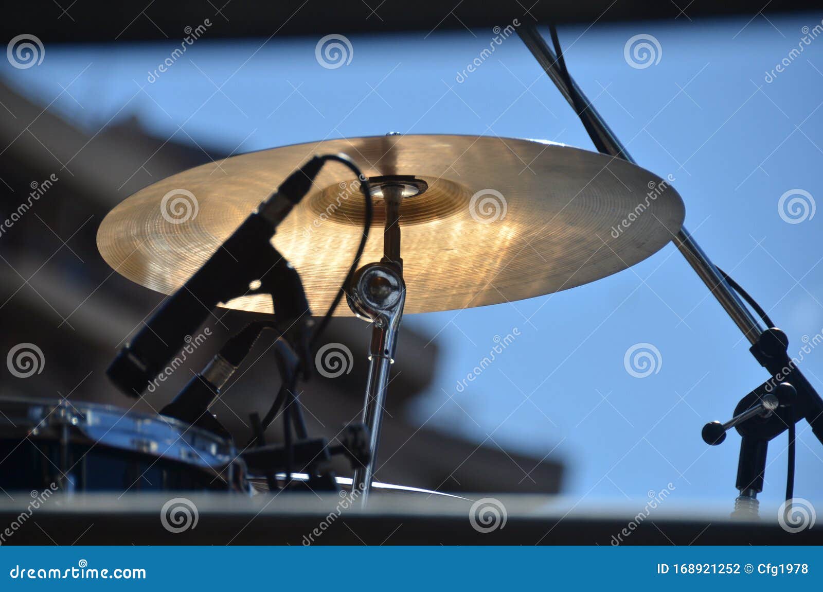 drum - cymbal and microphone photography - platillo de bateria
