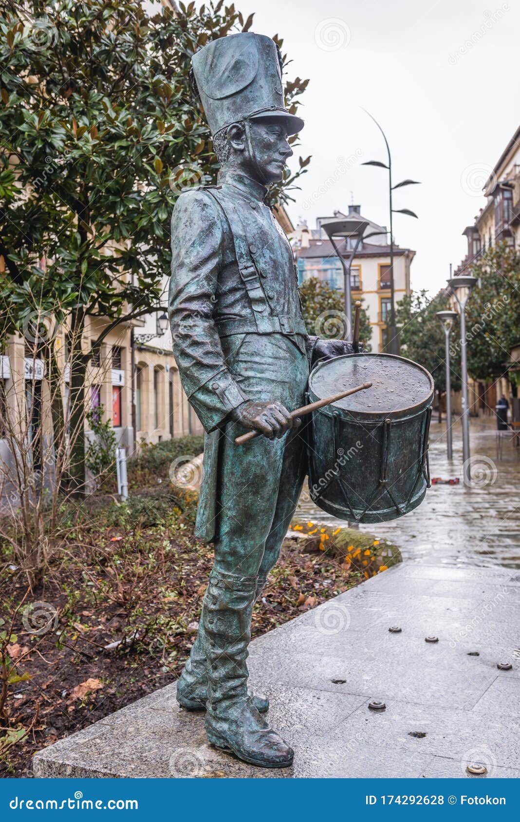 drummer sculpture in san sebastian