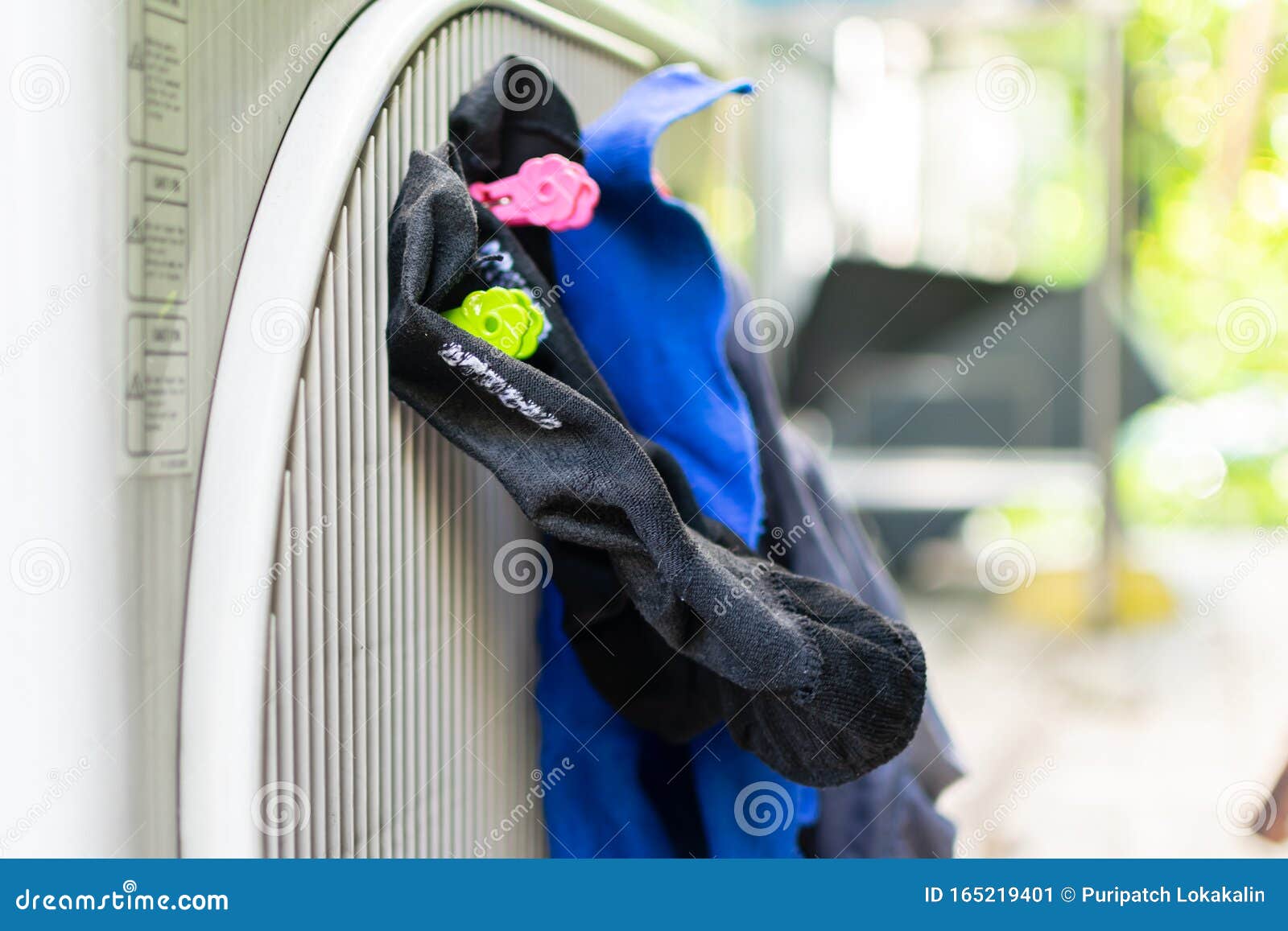 Dry the Socks Quickly by Clamping it with the Air Conditioner