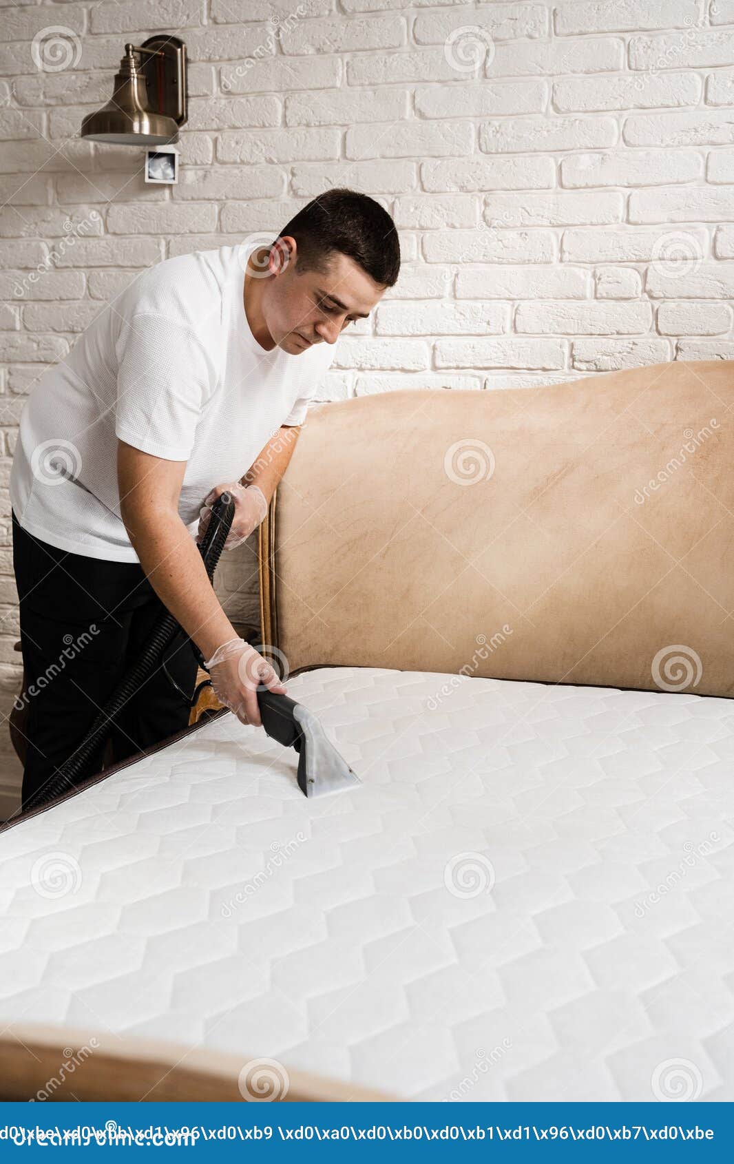 Dry Wash Cleaner is Removing Dirt and Dust from Mattress Dry Cleaning