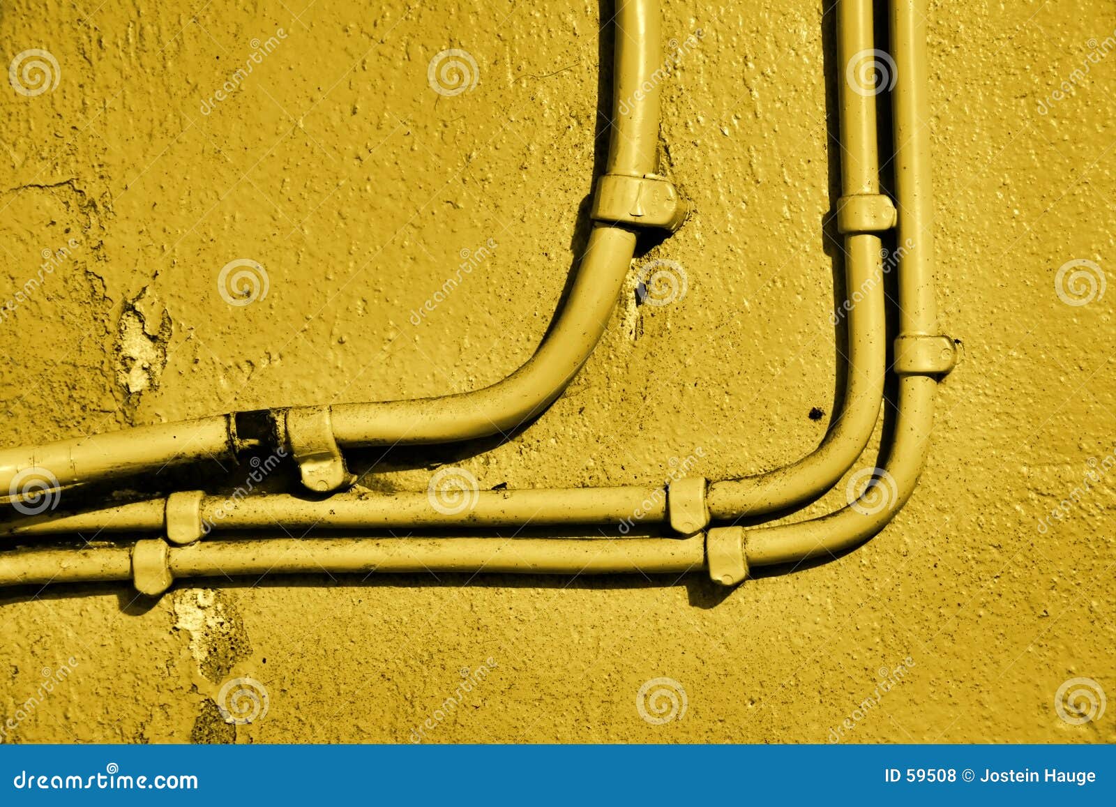 Drähte auf gelber Betonmauer