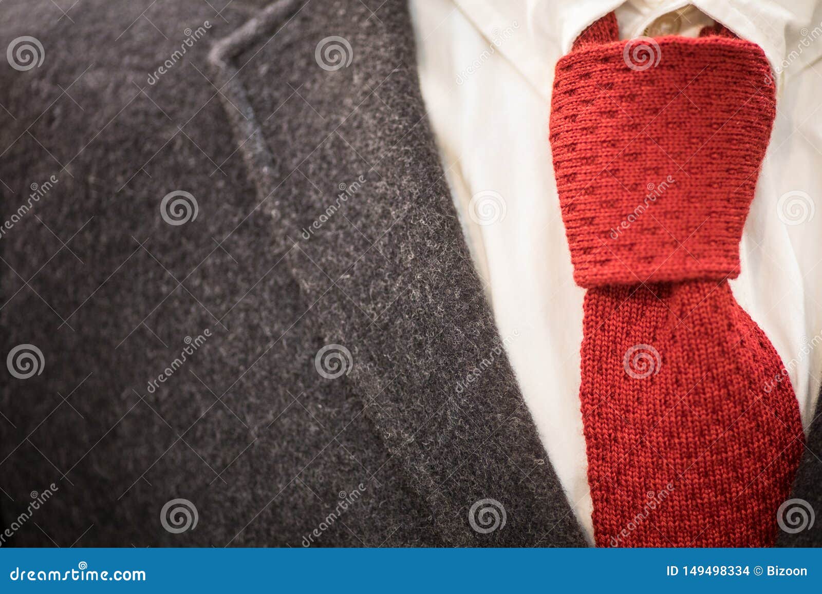 Dr?kt med en r?d slips. Close up of a man dressed in costume with a red necktie