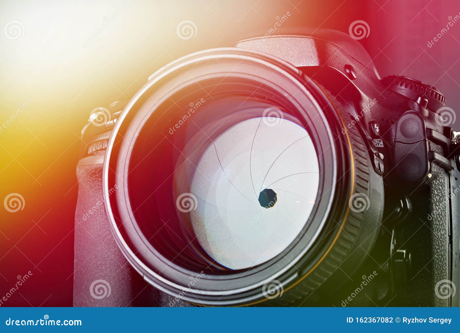 dslr camera with aperture lens