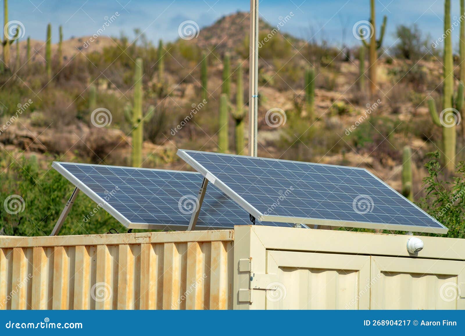 Dualer Solar- Oder Fotovoltaik-Pannel in Der Wüstensonne in Arizona, Der  Natürliche Energie Aus Dem Himmel Sammelt Stockbild - Bild von grün,  zellen: 268904217