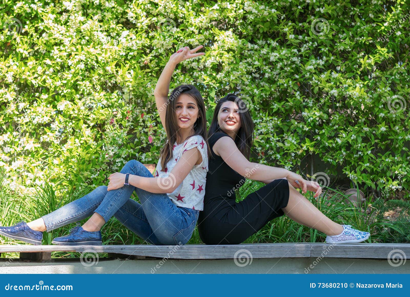 Duas Meninas Bonitas Jovens Em Um Passeio No Parque Com Telefones. Dia De  Verão Ensolarado Quente, Alegria E Amizades. Foto Royalty Free, Gravuras,  Imagens e Banco de fotografias. Image 141195885