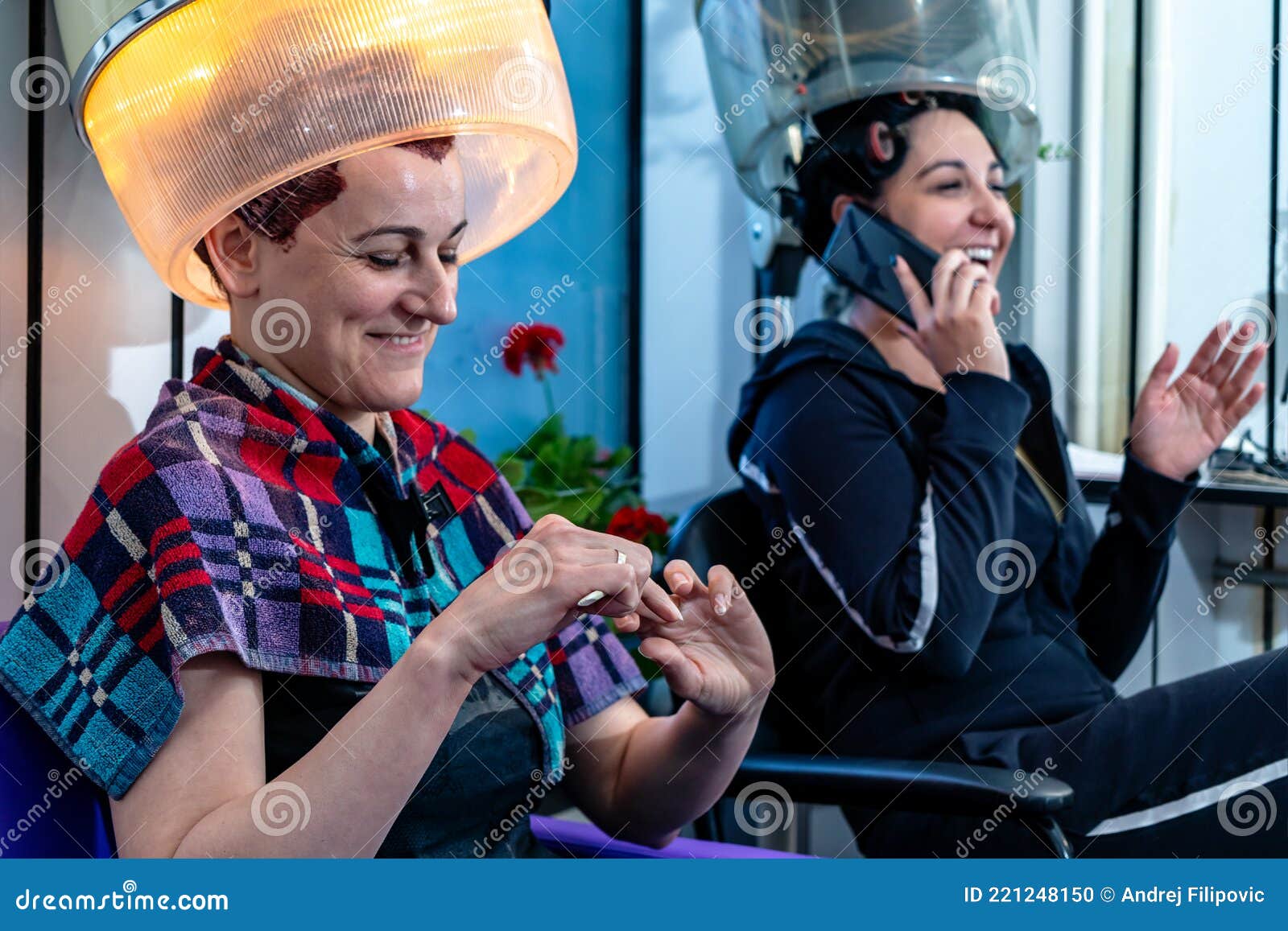 Duas Amigas Sob Um Secador De Cabelo Vintage Na Cabeleireira