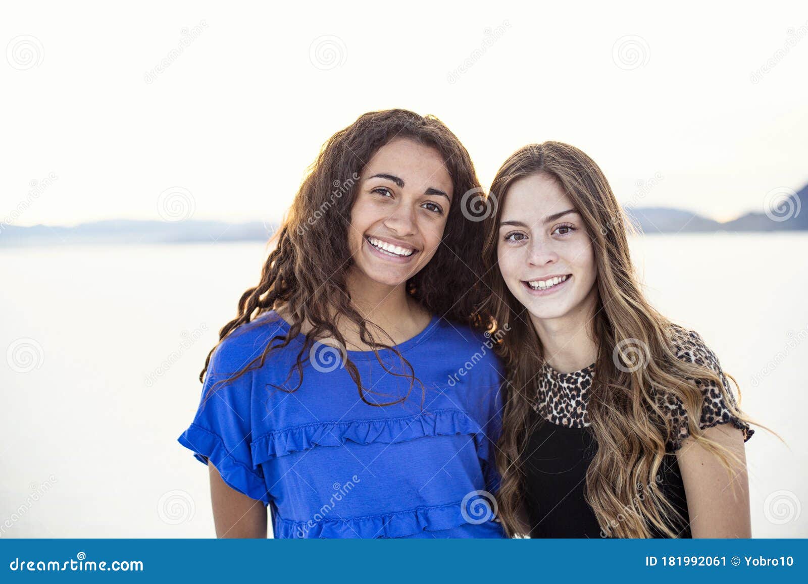 Foto de duas lindas mulheres jogando futebol juntas no campo