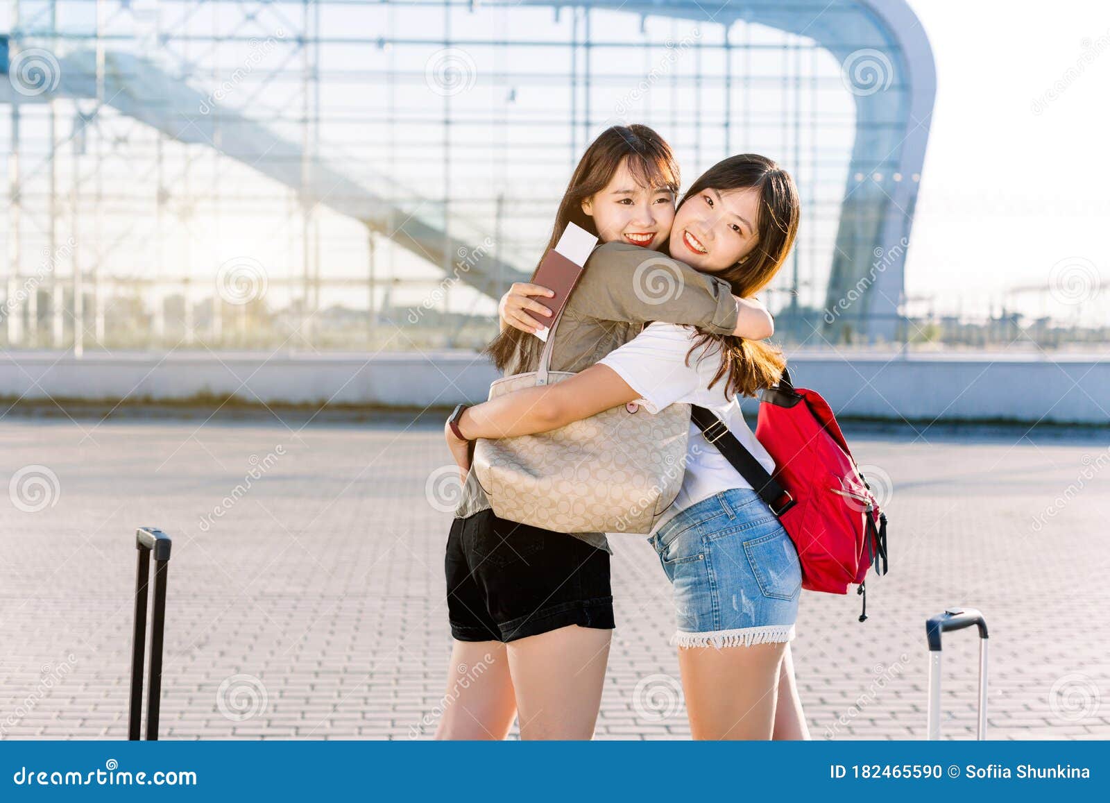 Dia da amizade três garotas bonitas jovens modernas abraçando