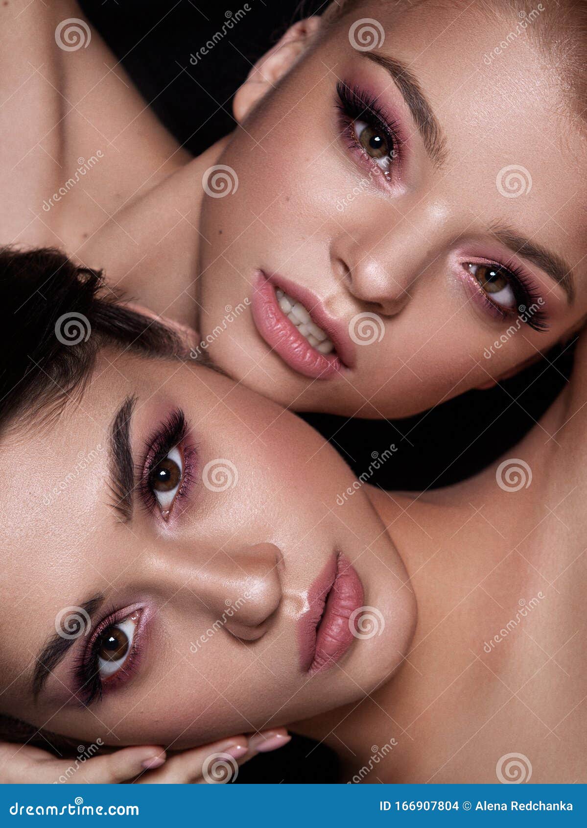 Fundo Duas Mulheres Bonitas Com Maquiagem Diferente Fundo, Como Fazer  Maquiagem Para Foto Imagem de plano de fundo para download gratuito