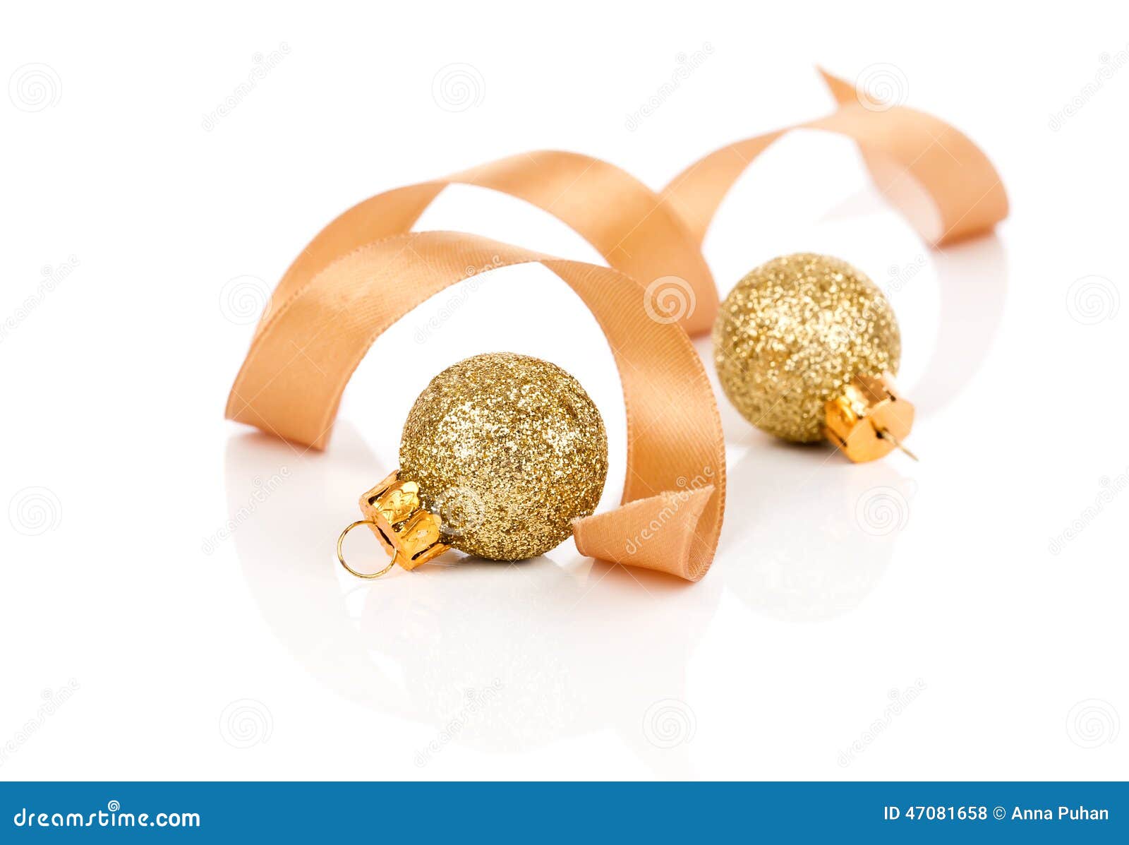 Duas bolas douradas da decoração do Natal com fita do cetim. Duas bolas douradas da decoração do Natal com a fita do cetim, isolada no fundo branco