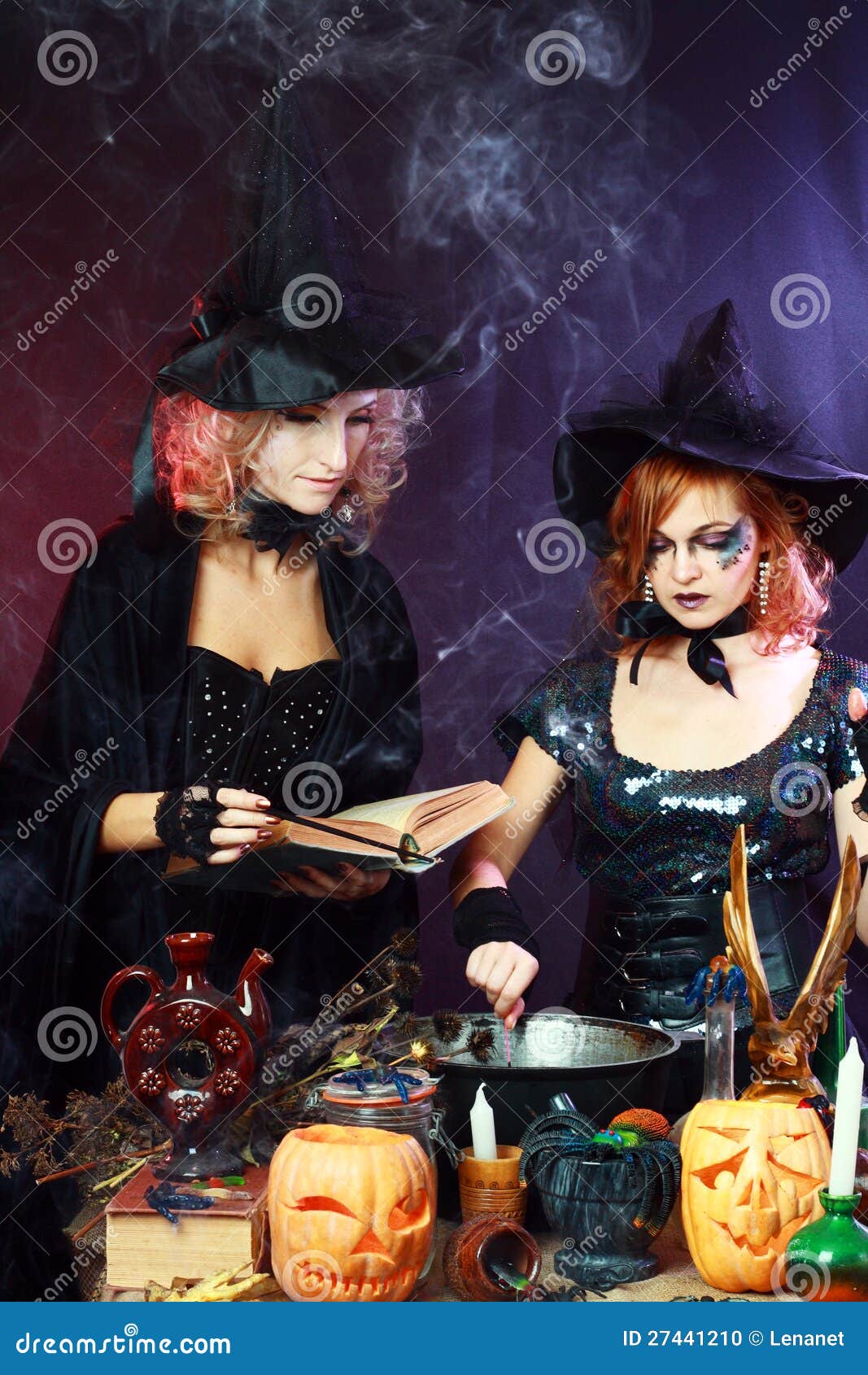 Festa De Halloween, Duas Bruxas Bonitas Imagem de Stock - Imagem