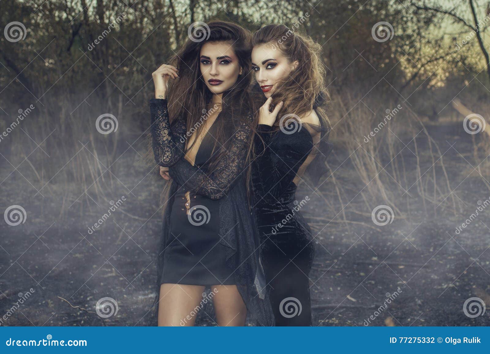 Duas Bruxas Sexy Bonitas Jovens Em Vestidos Pretos Que Estão No