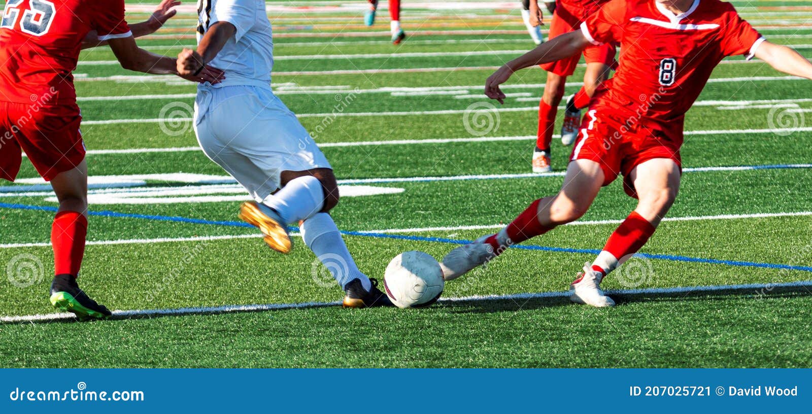 Enfocando conceitosUm jogador de futebol chuta uma bola com