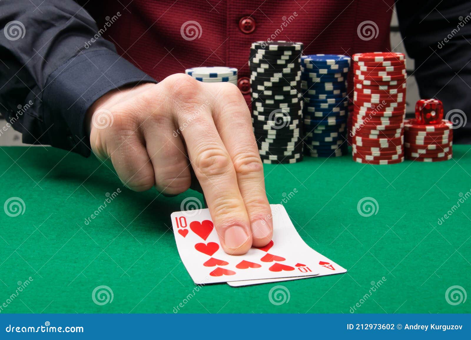 Procurando cartas na mão no jogo de cartas de jogar blackjack no cassino