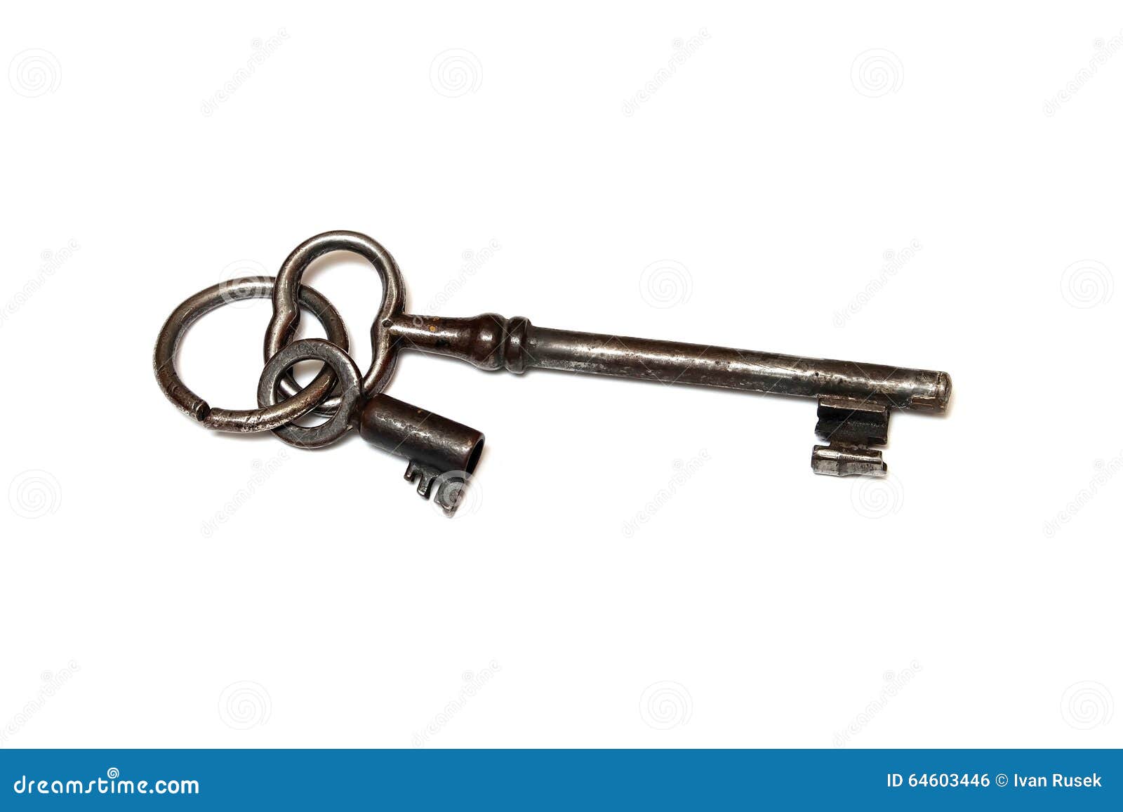 Duas chaves velhas com keyring em um fundo branco