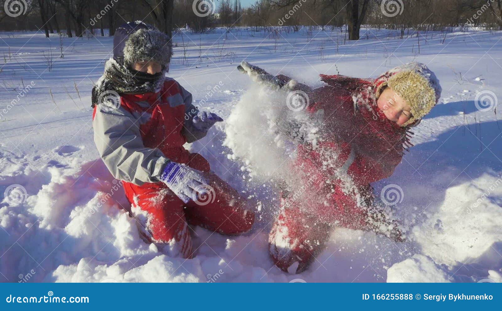 Jogos Divertidos As Crianças Podem Jogar Na Neve. Atividades De Inverno Ao  Ar Livre Para Crianças E Família. Mãe Fotografando Brincando De Crianças.  Meninos Se Divertindo, Jogando Bola De Neve Juntos No