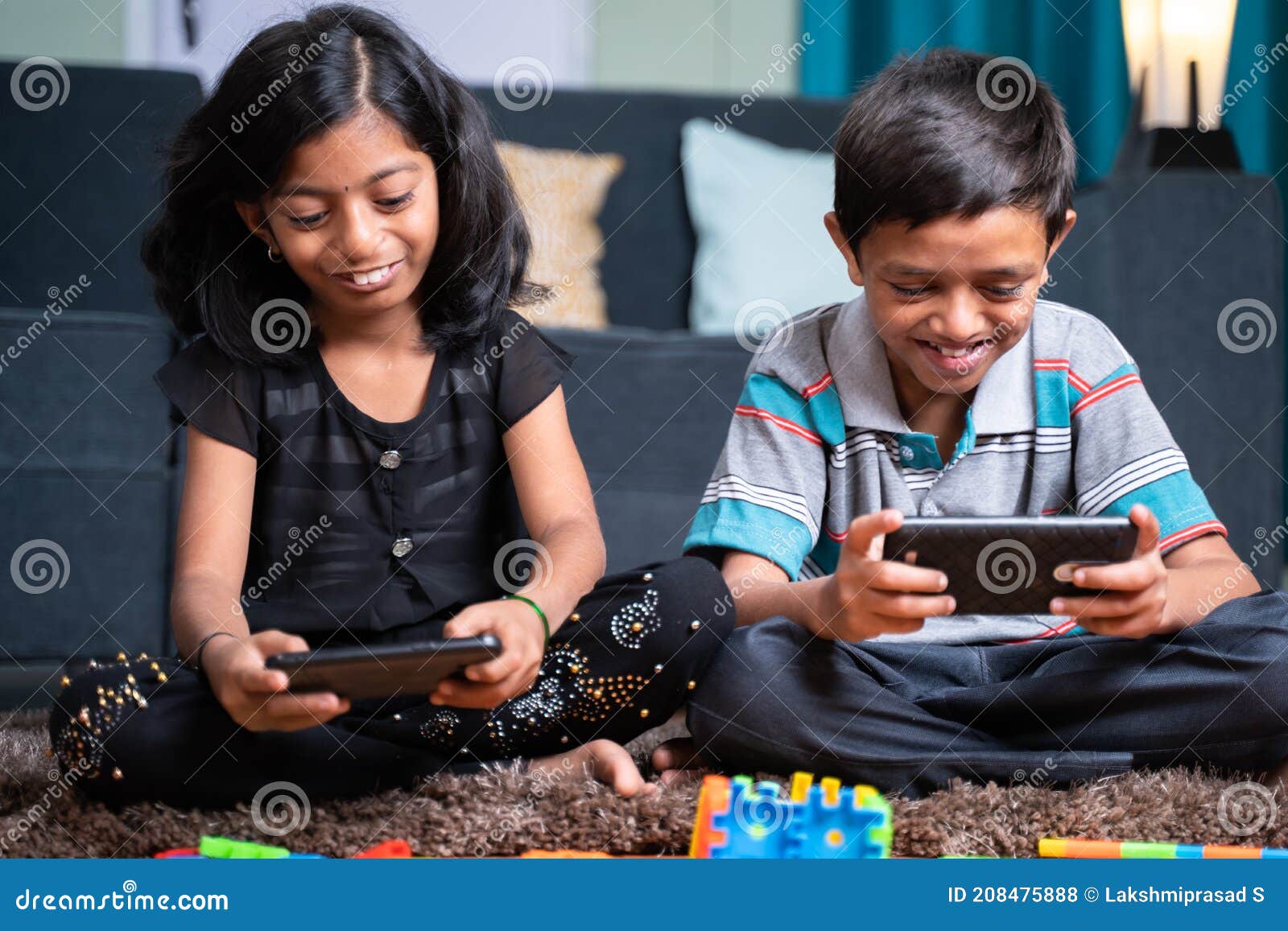 Duas Crianças Irmãs Jogando Videogame on-line No Celular Em Casa