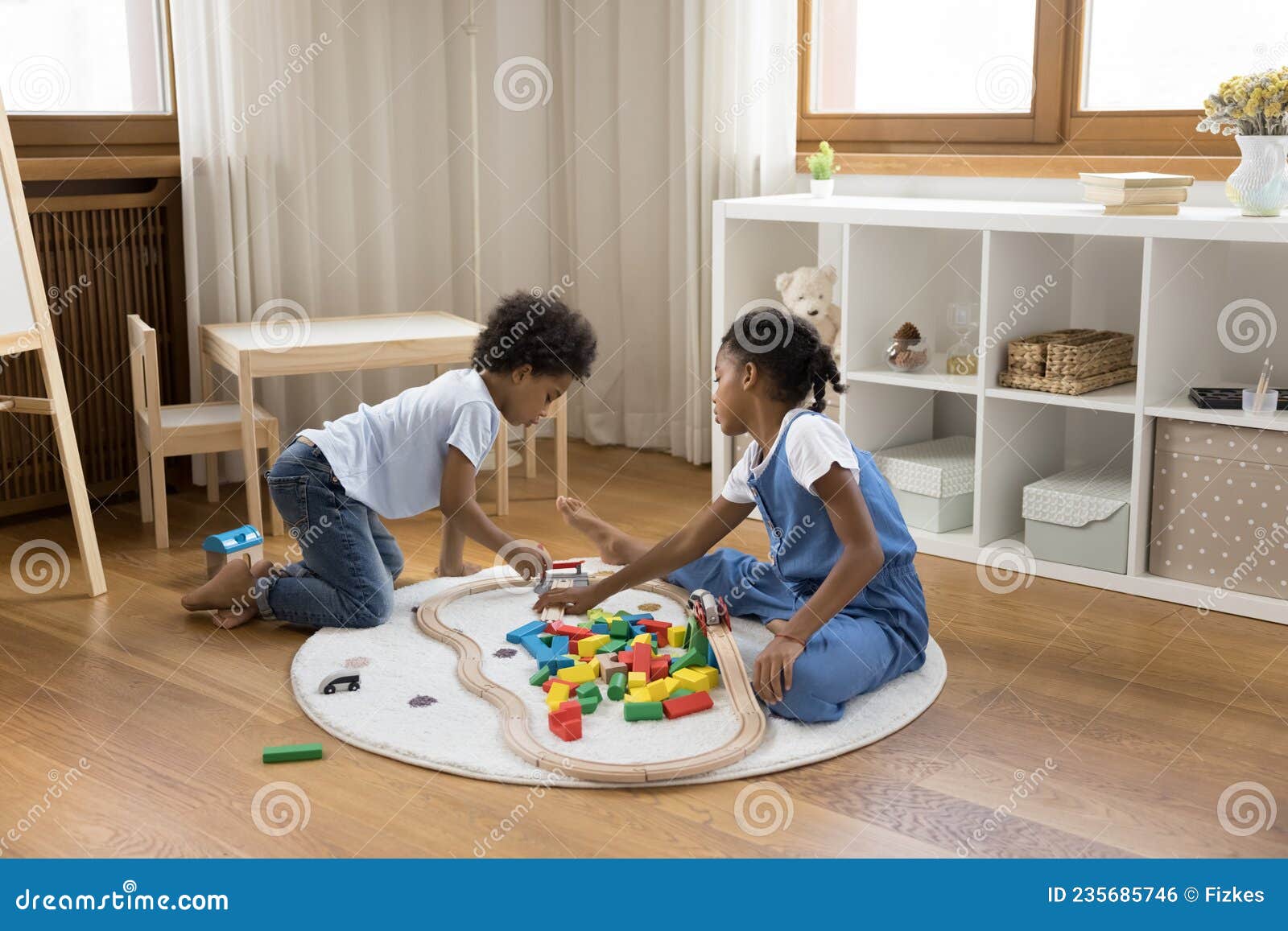 Foto Namoradinhas negras sentadas em banco de madeira e brincando ao ar  livre. Conceito de infância. Ideia de amizade. Estilo de vida infantil  moderno. Meninas morenas cacheadas alegres. Ensolarado durante o dia –