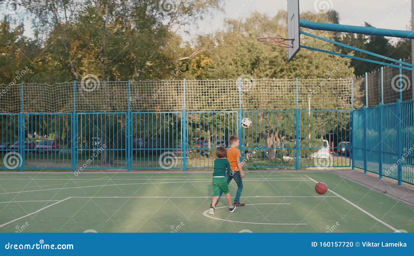 Gigante' do basquete atrai a atenção de crianças de escola em