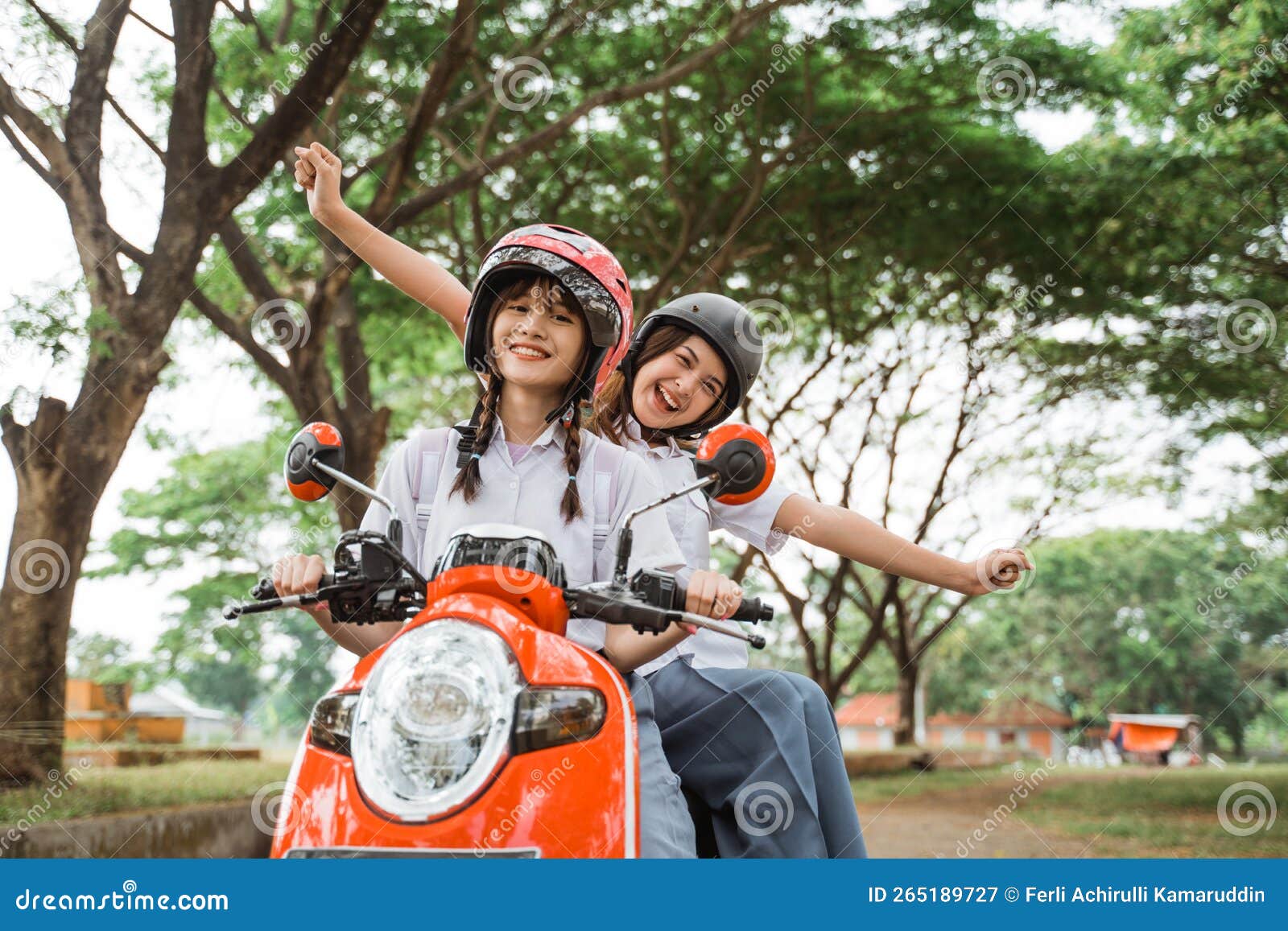 Criança Andando De Moto Com a Mão Levantada Imagem de Stock