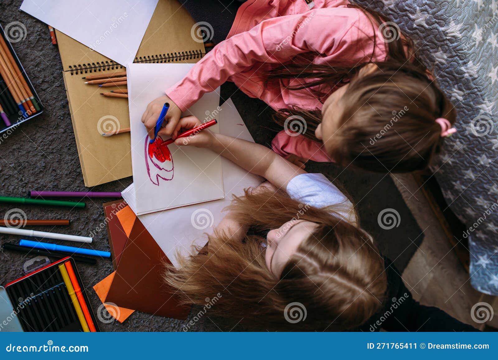 uma única linha desenhando duas garotas jogando para empinar pipa