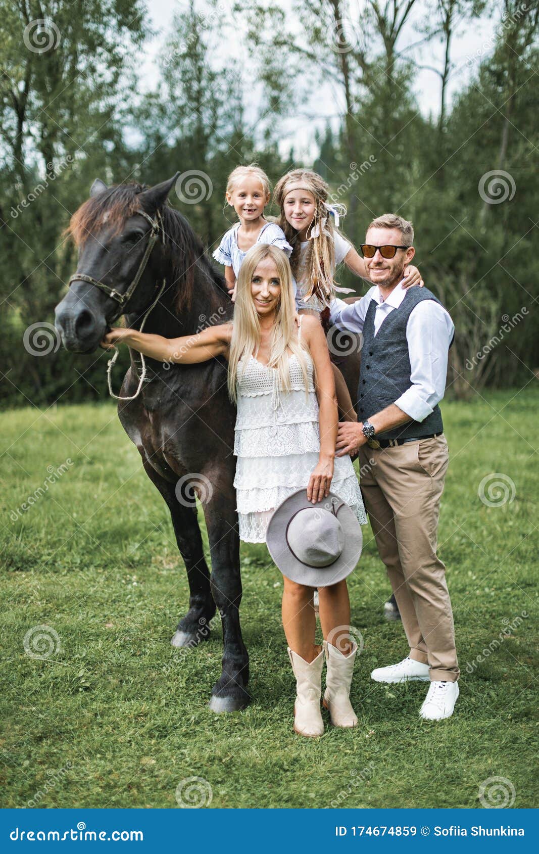 Duas Garotas Loiras Felizes Andando De Cavalo Em árvores Da Natureza  Andando Com Pais Jovens Olhando Imagem de Stock - Imagem de feliz,  vaqueiro: 174674859