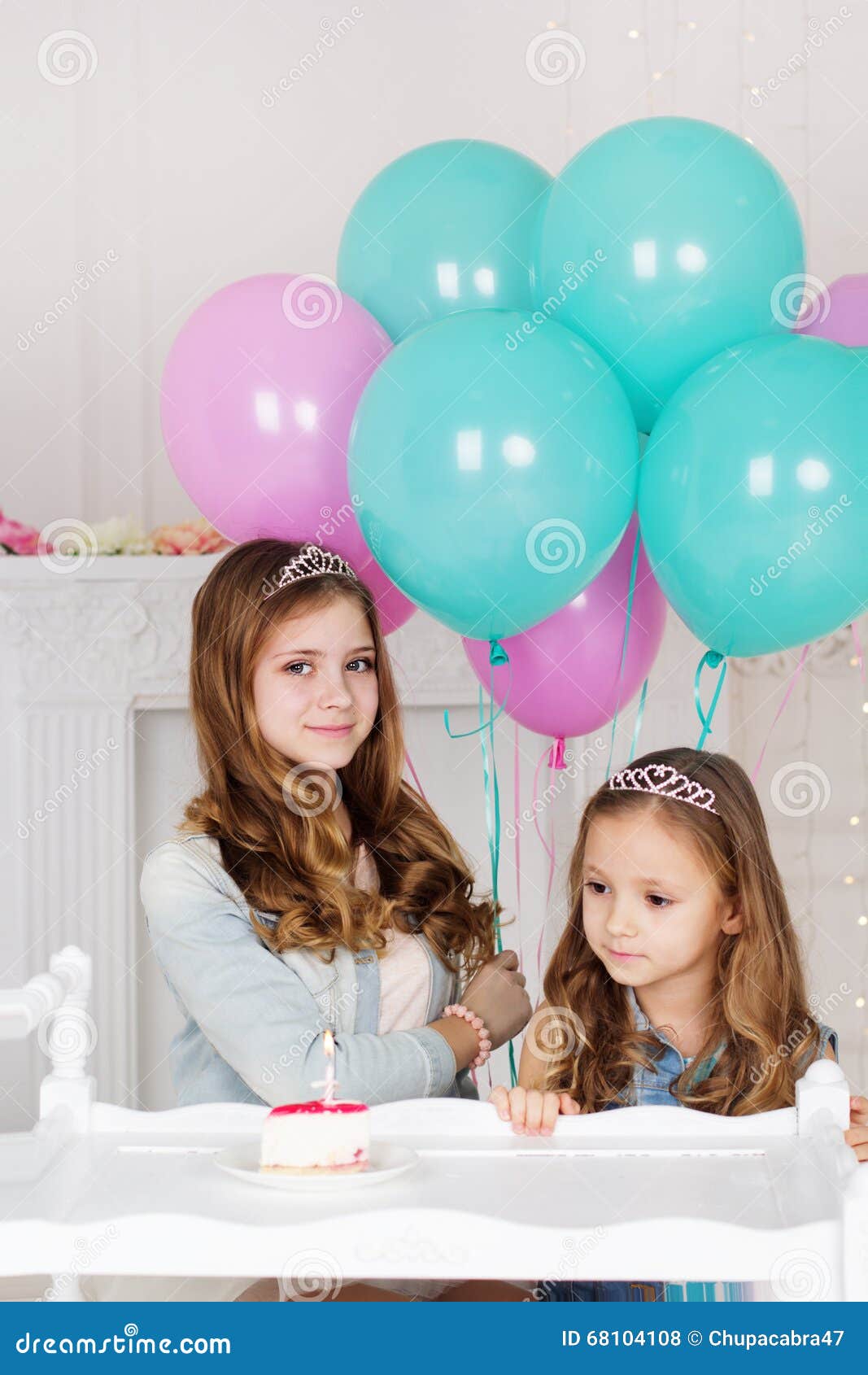 Bolo Cor-de-rosa Bonito Com Uma Coroa Na Tabela Ao Aniversário Para Uma  Princesa Imagem de Stock - Imagem de bebê, azul: 97248887
