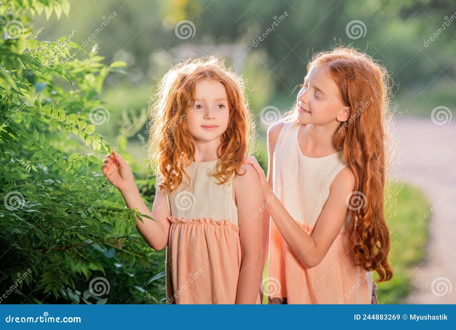 Sanduíche Feliz. Duas Bruxas Engraçadas Bonitinhas Com Vassoura E Livro De  Feitiços Imagem de Stock - Imagem de outono, feliz: 259379065