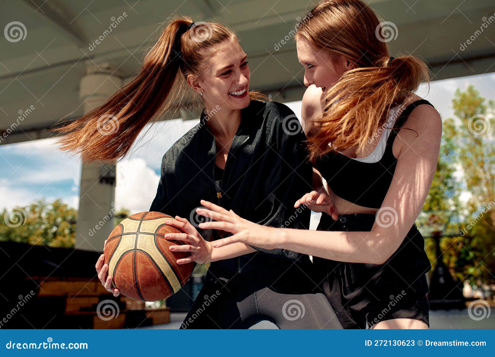 Jovem e mulher jogando basquete na quadra — Duas pessoas