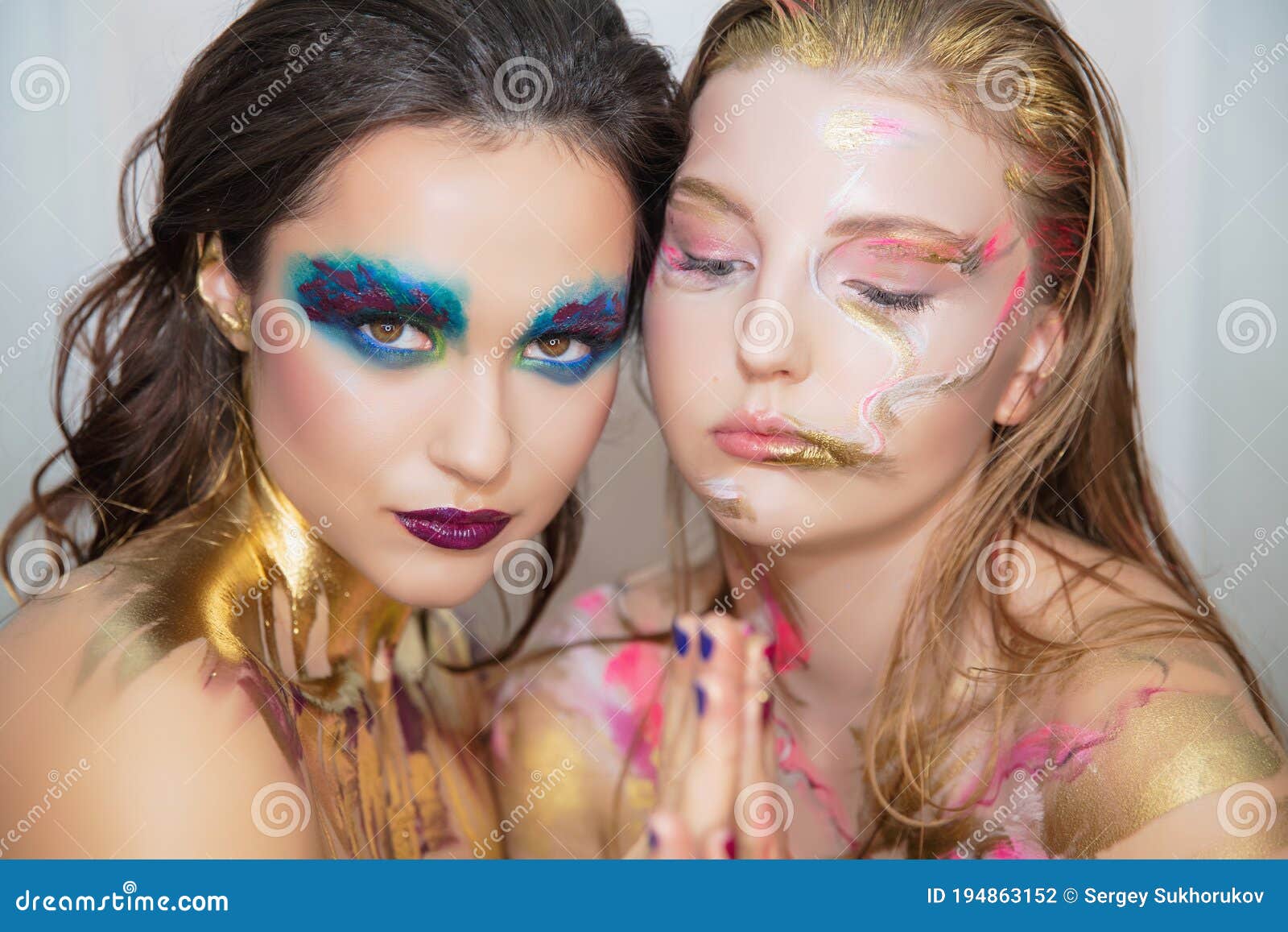 Duas Jovens Mulheres Bonitas Com Maquiagem Criativa Foto de Stock - Imagem  de morena, glamour: 194863152
