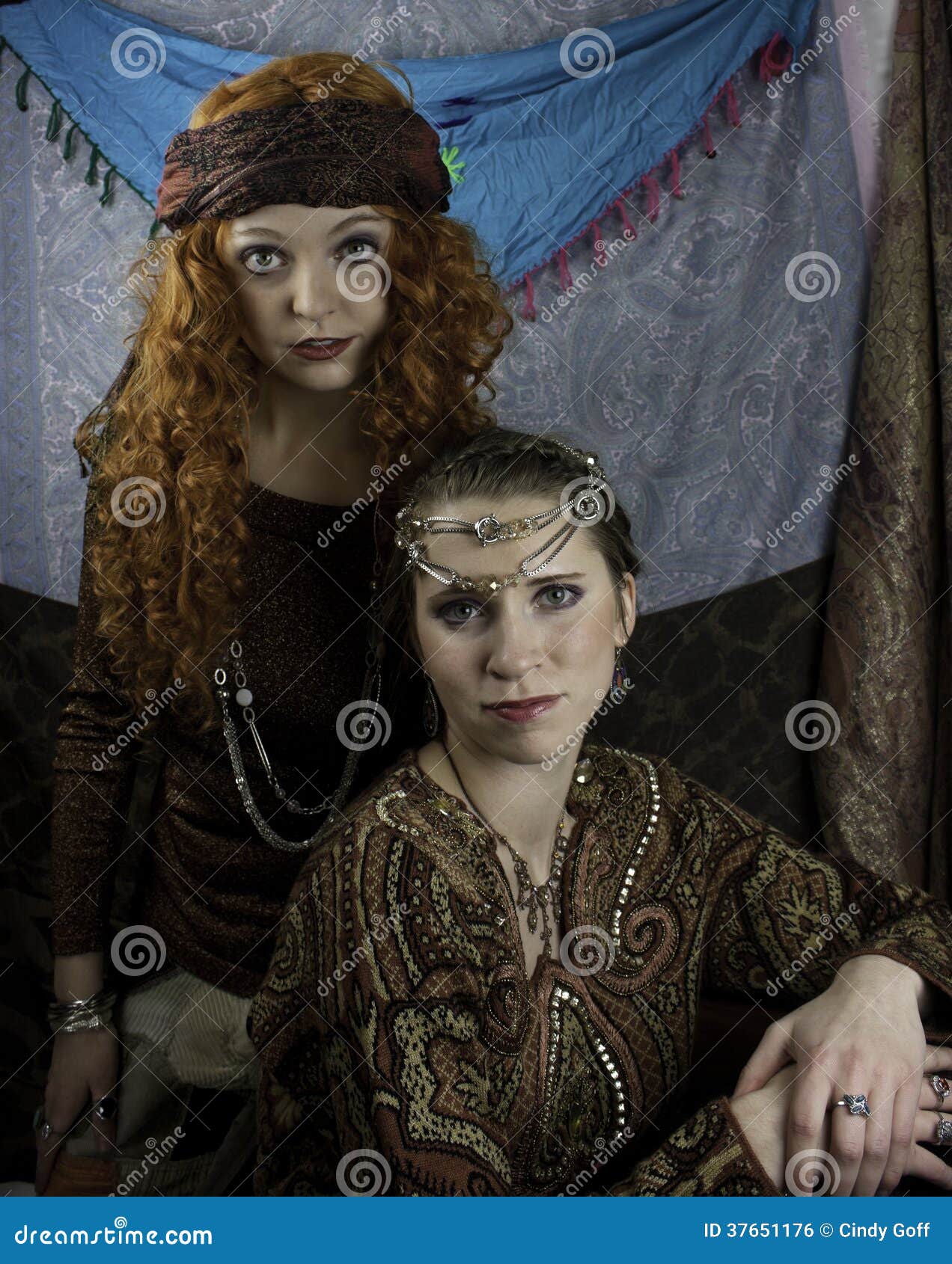 Duas Jovens Mulheres Bonitas Vestidas Como Ciganos Foto de Stock