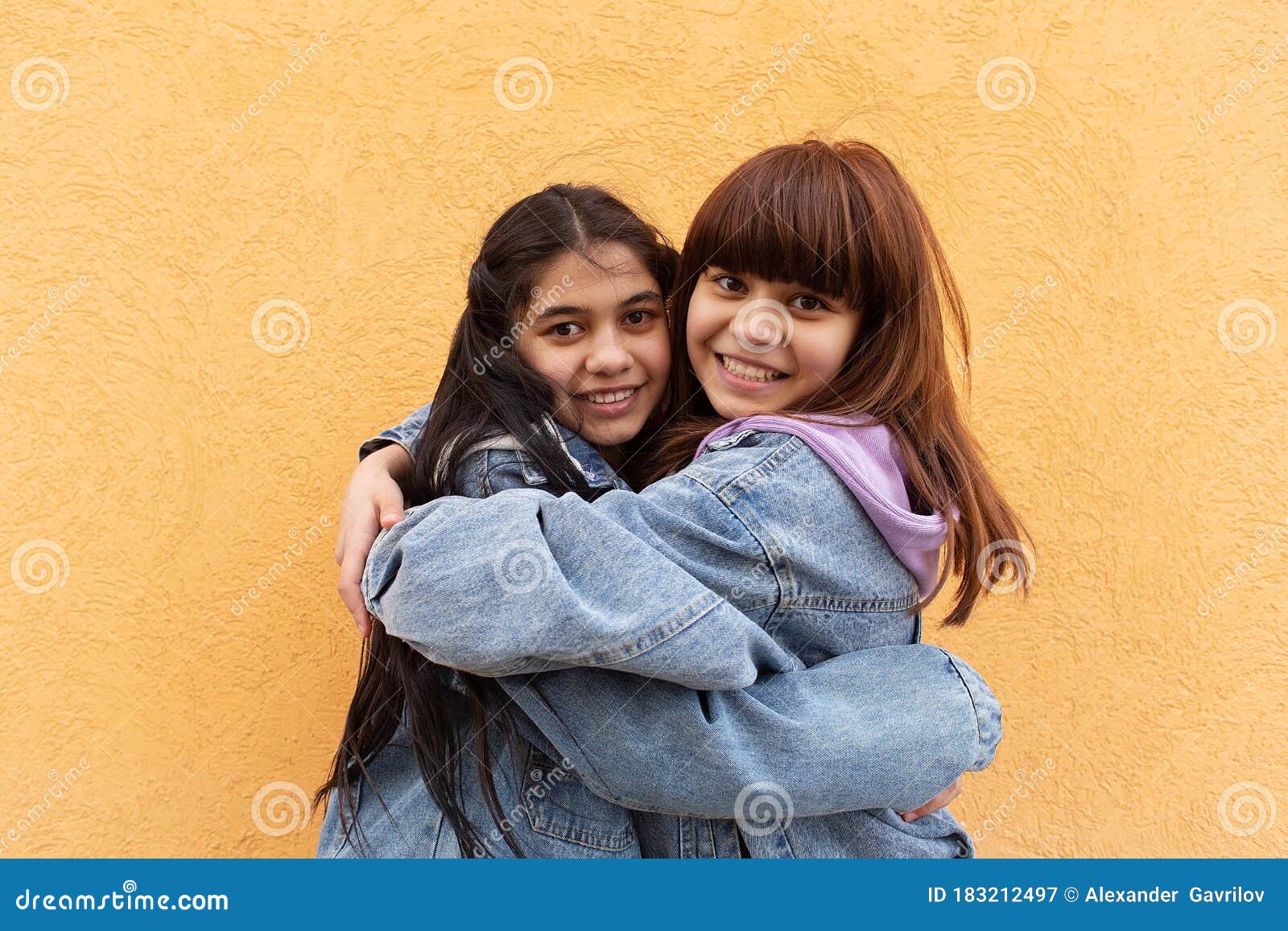duas meninas lindas 11464716 Foto de stock no Vecteezy
