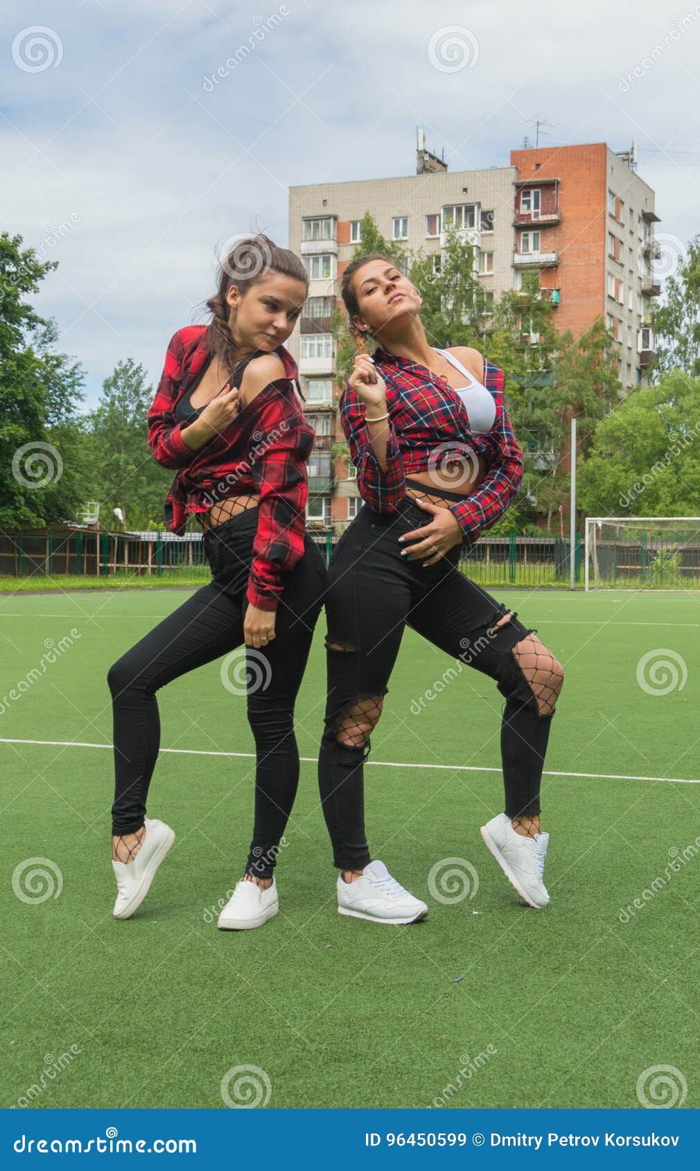 Duas Meninas Bonitas No Levantamento Do Campo De Jogos Da Escola