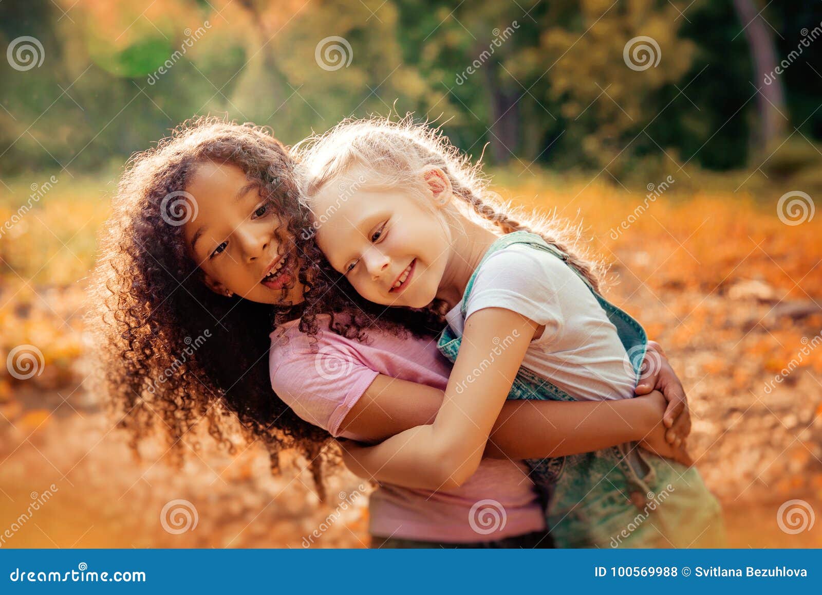 Duas Meninas Bonitas Jovens Em Um Passeio No Parque Com Telefones. Dia De  Verão Ensolarado Quente, Alegria E Amizades. Foto Royalty Free, Gravuras,  Imagens e Banco de fotografias. Image 141195885