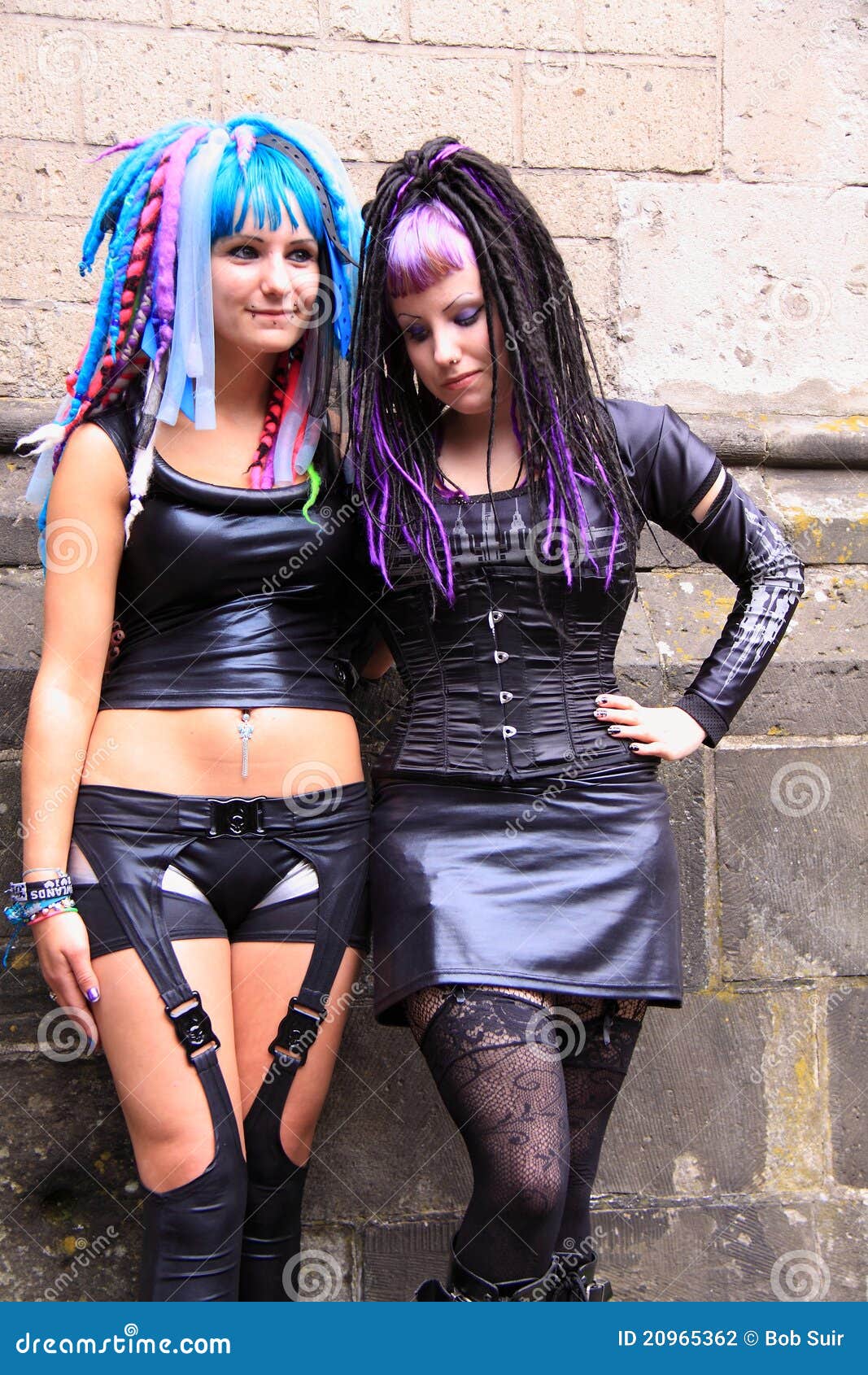 Duas Raparigas Góticas Com Roupa De Couro E Estilo De Rua Foto de Stock -  Imagem de senhora, cabelo: 20965362, image size:1067x1690