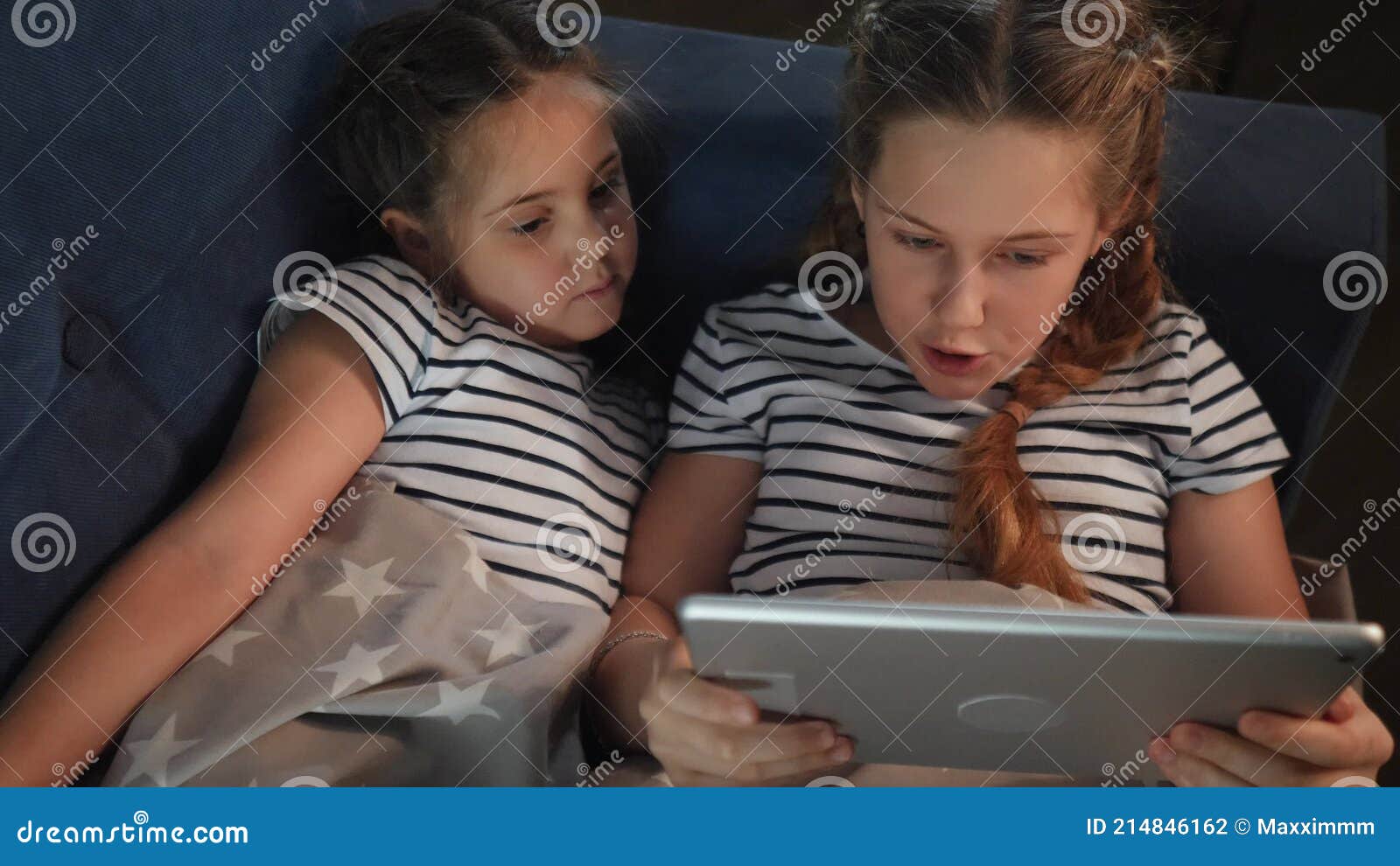 Duas Meninas No Sofá à Noite Com Uma Rede Digital De Tablet. Jogos Online  De Sonho Infantil a Conceito. Filhas Filme - Vídeo de junto, computador:  214846162