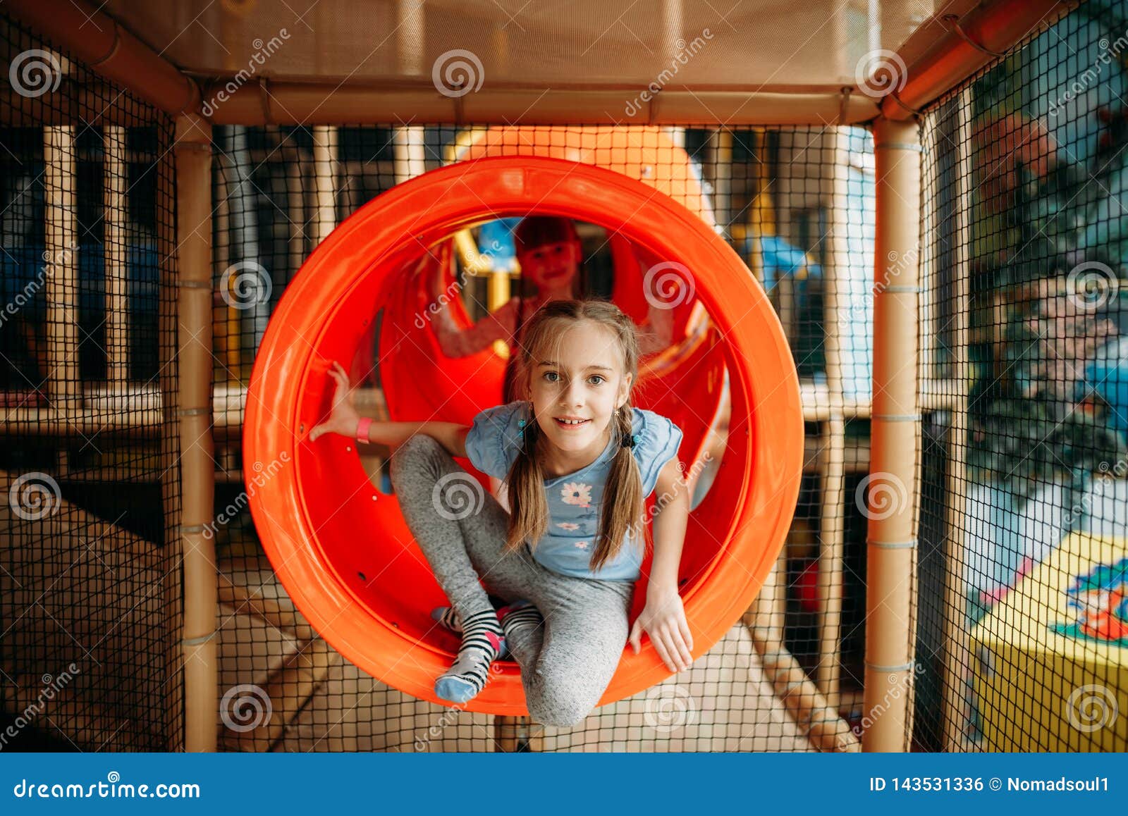 Jogo de labirinto para crianças com menina e menino