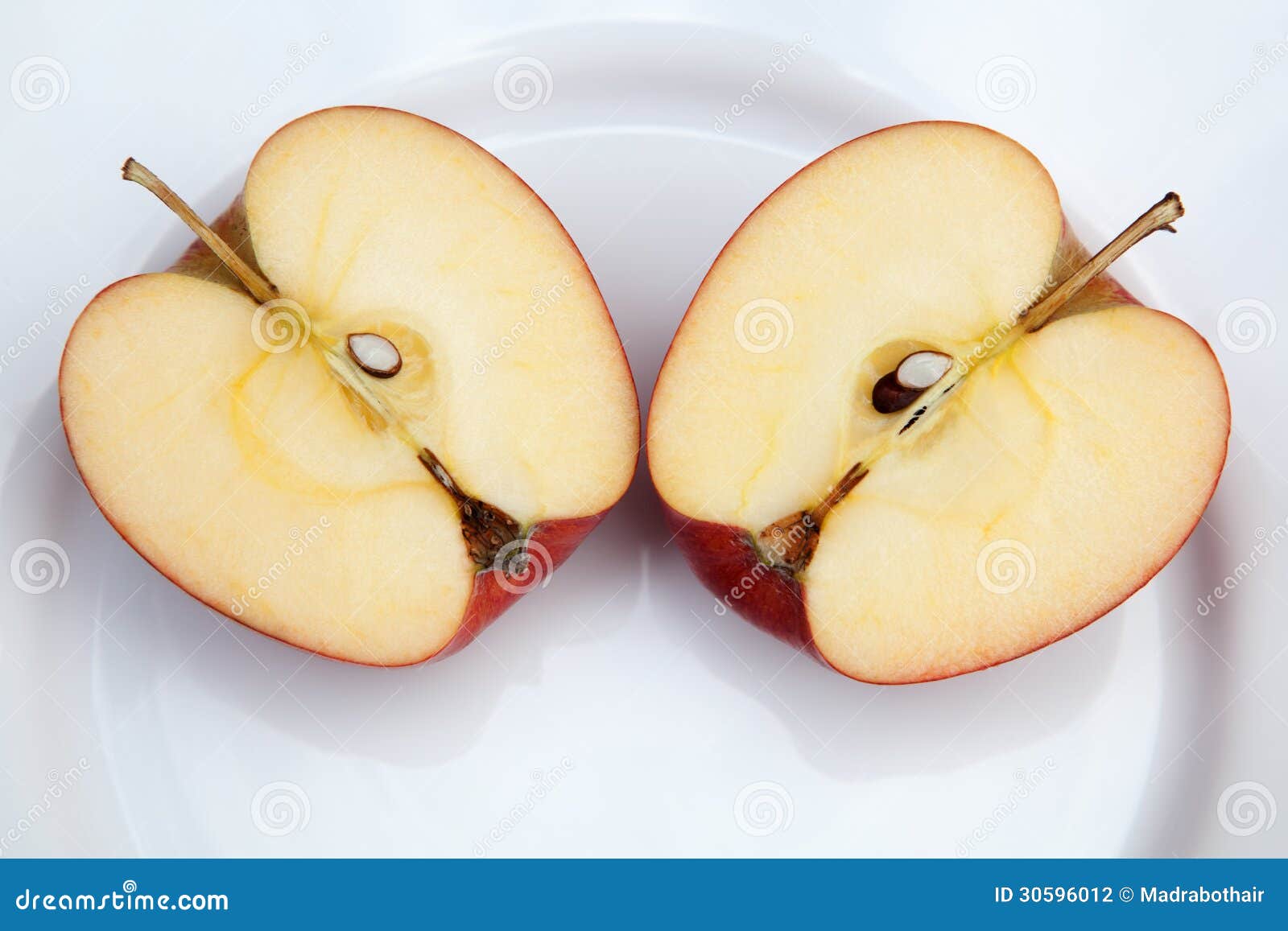Две половины яблока