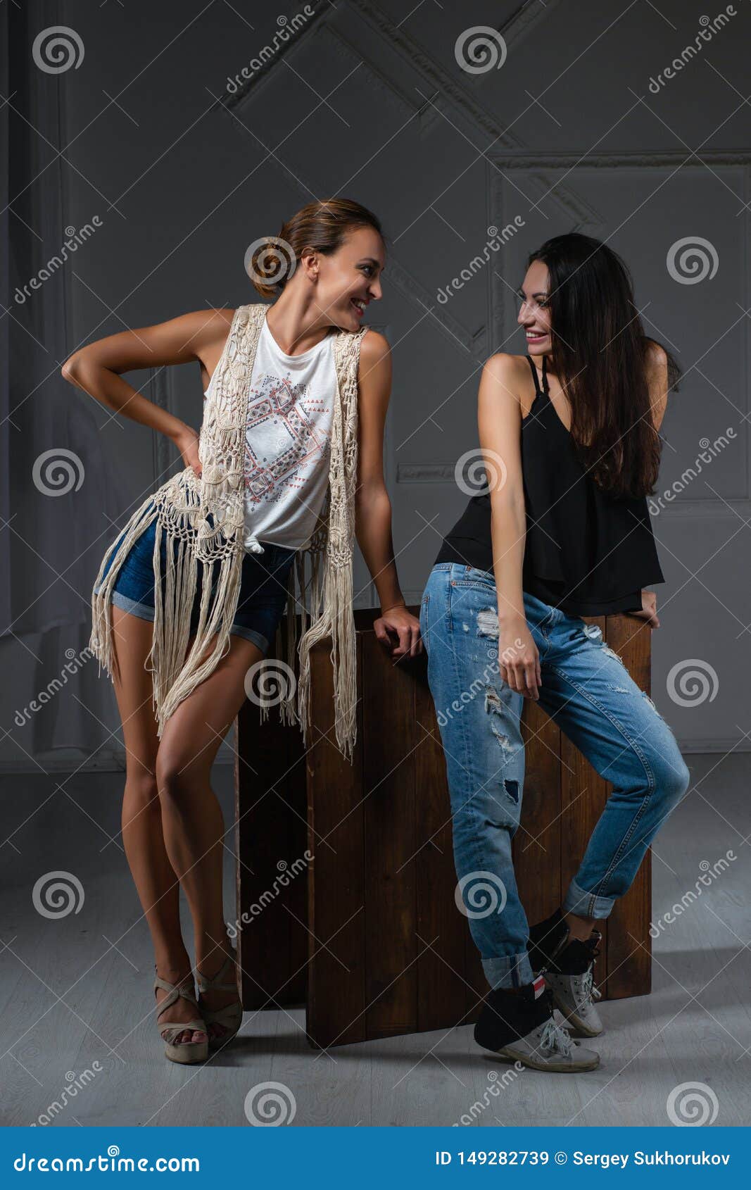 Duas Jovens Mulheres Bonitas Com Maquiagem Criativa Foto de Stock - Imagem  de morena, glamour: 194863152