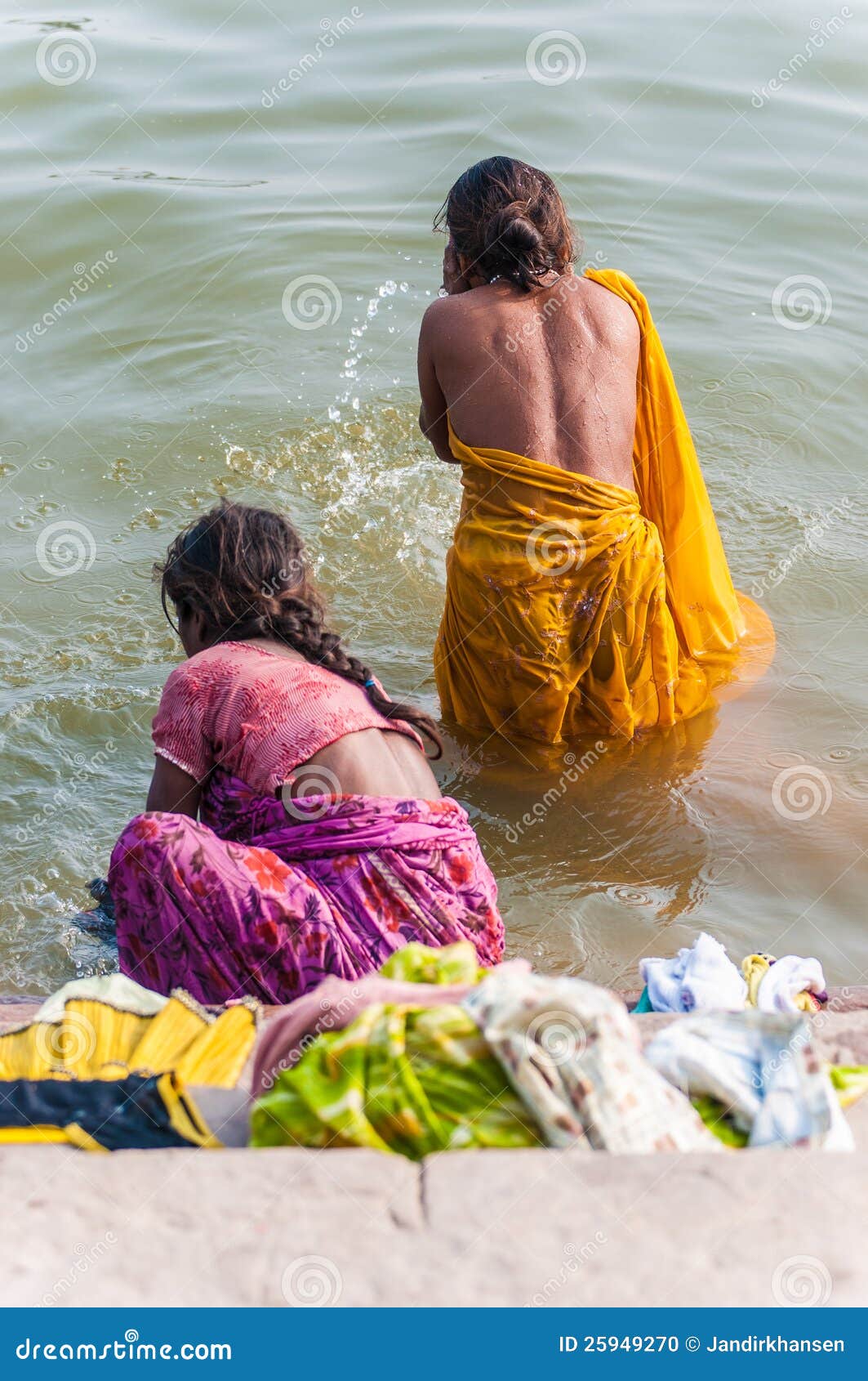 Duas Mulheres Tomam Um Banho No Rio Ganges Imagem Editorial Imagem 