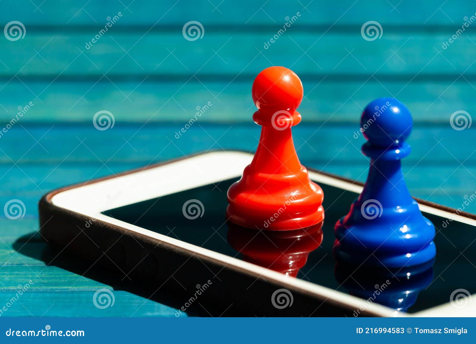 Duas Peças Coloridas De Xadrez Penetra Em Vermelho E Azul De Peças De Jogos  Em Cima De Uma Tela Moderna De Smartphone Fechar O Cel Imagem de Stock -  Imagem de desafio