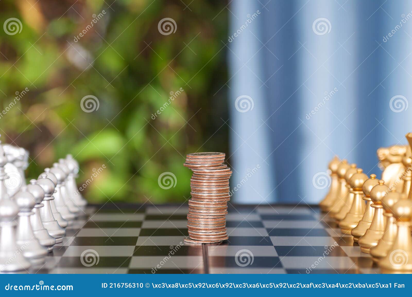 Peças de xadrez e pilha de moedas em um tabuleiro de xadrez