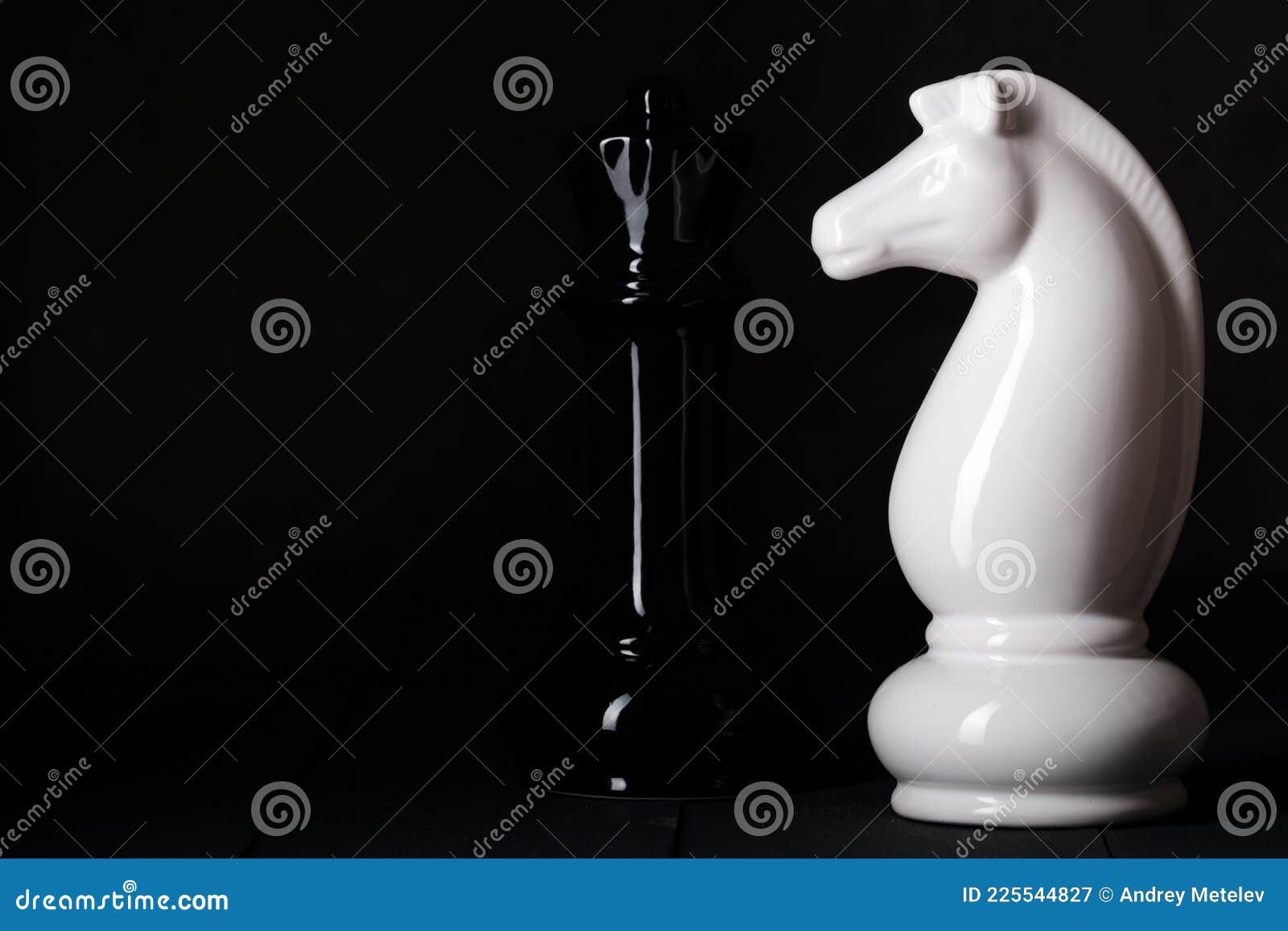 Duas Peças De Xadrez Um Cavalo Branco E Uma Escura Se Fundem Com a Rainha  Imagem de Stock - Imagem de baixo, arte: 225544827