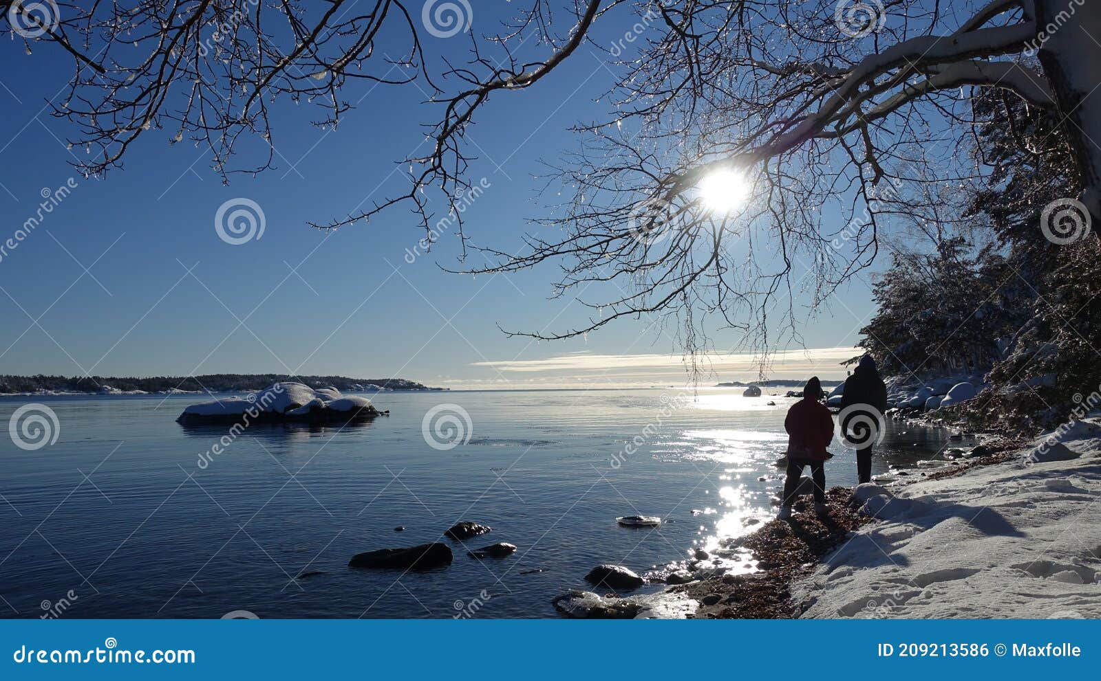 Duas Pessoas Caminhando Num Dia De Inverno Com Neve E Sol Cheio