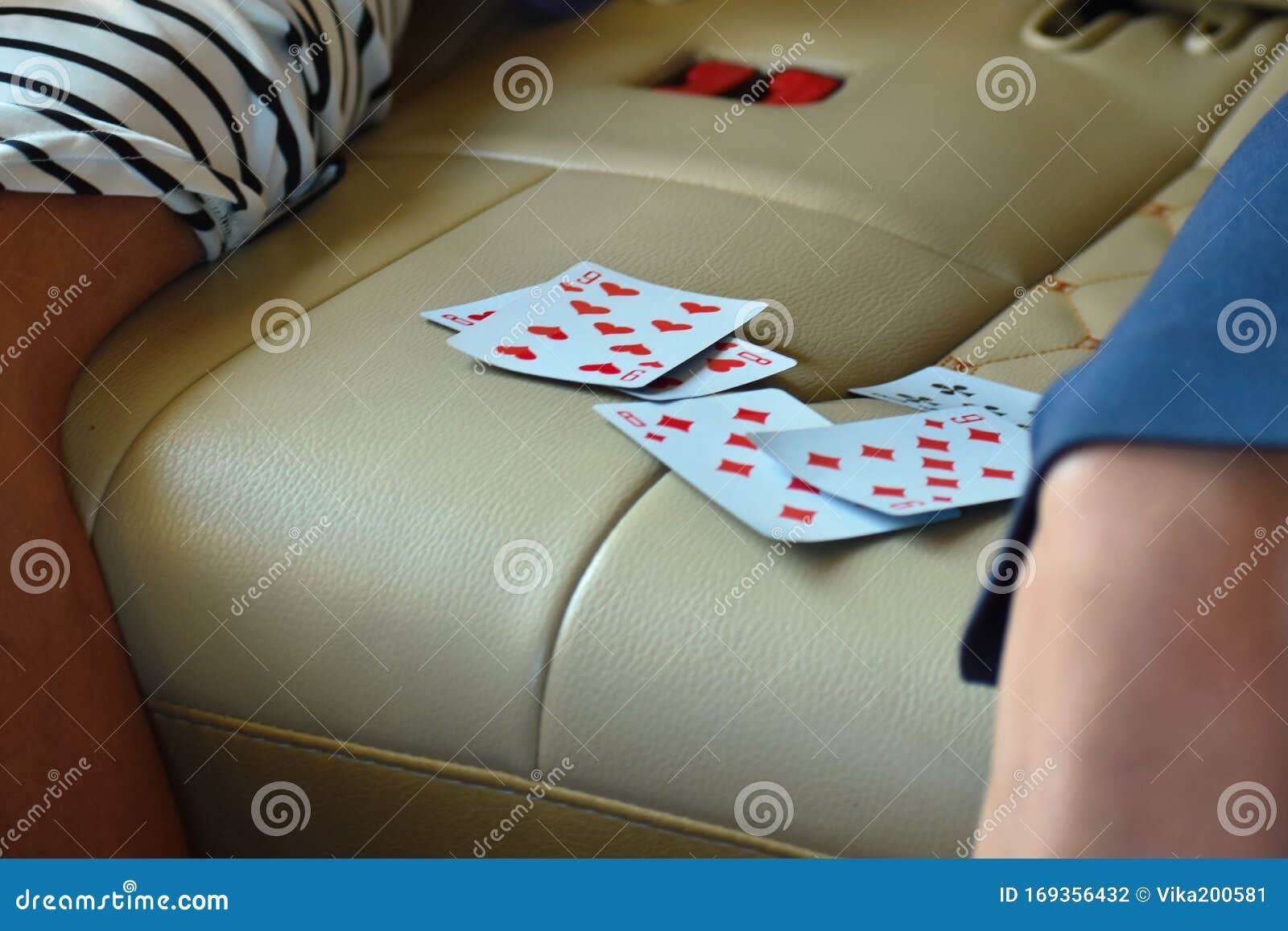 Duas Pessoas Jogam Cartas No Carro Cartas De Jogar No Banco Traseiro De Um  Carro Foto de Stock - Imagem de jogo, assento: 169356432