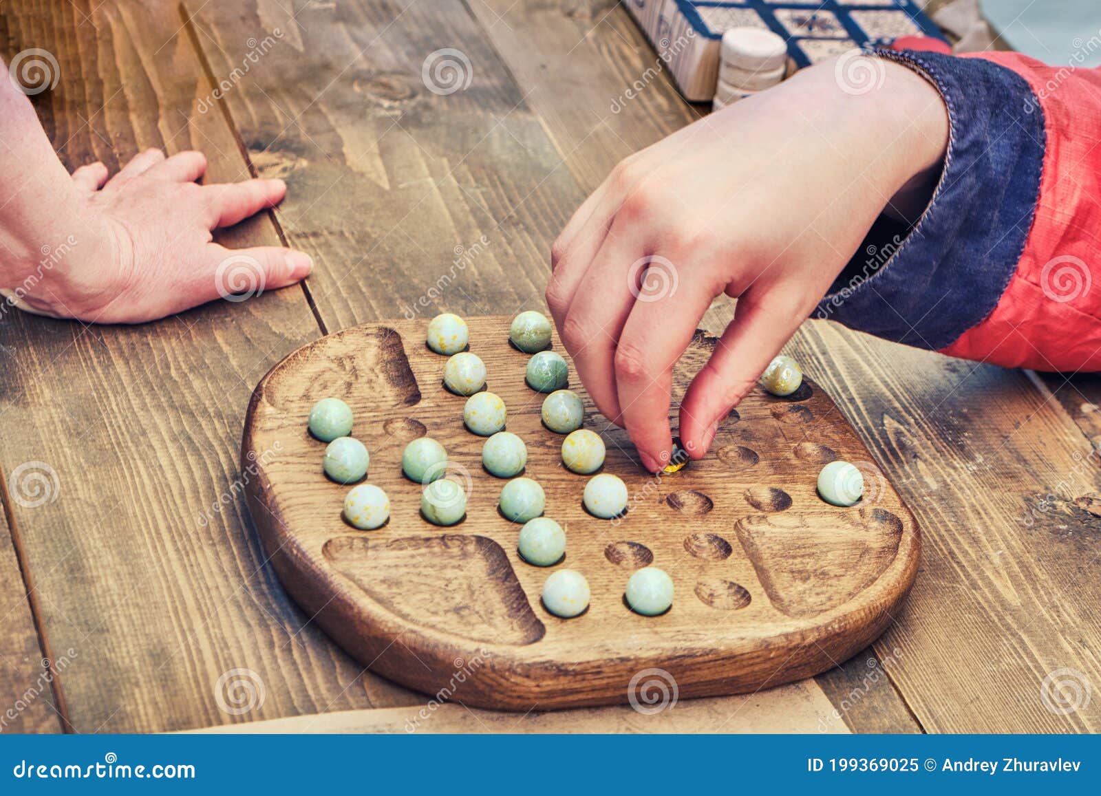 O Jogo De Duas Pessoas No Velho Gamão Jogadores De Mãos Movem Chips No  Gamão Fornalhas Do Estilo Vintage Do Leste Imagem de Stock - Imagem de  sorte, macho: 199368985