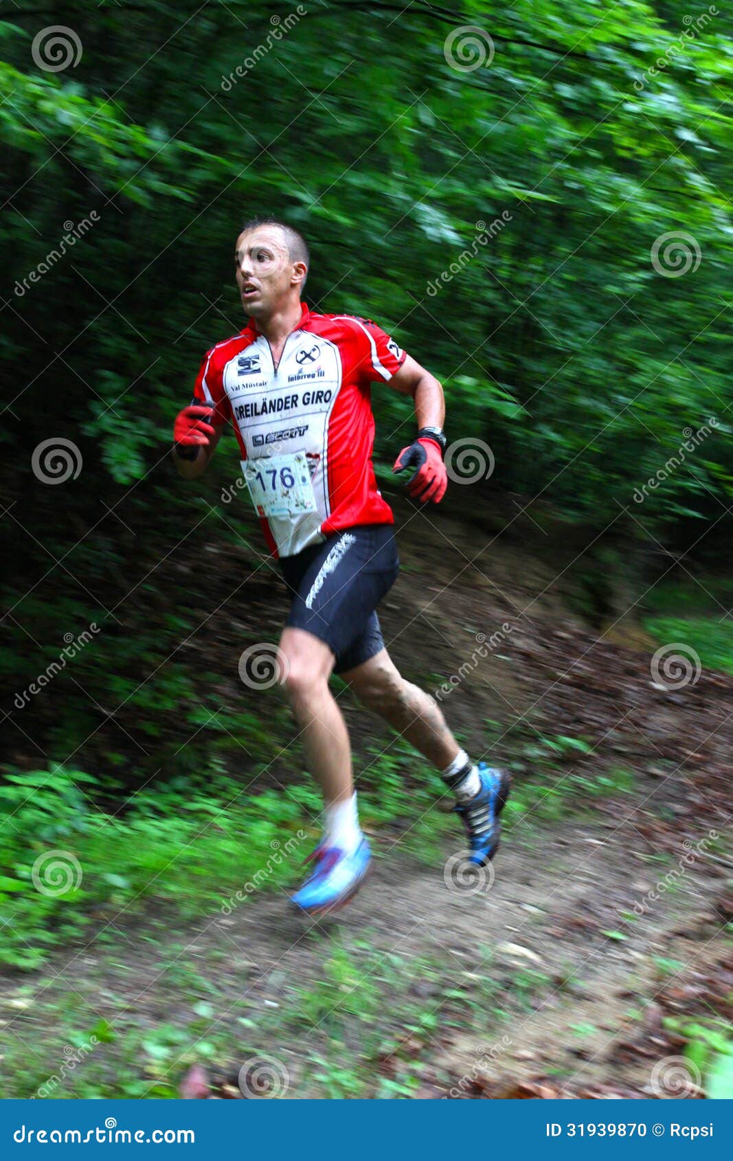 Duathlon - fase de corrida. “Duatlon Tara Barsei” 2013, evento, em Rasnov, Romênia. A fase running.