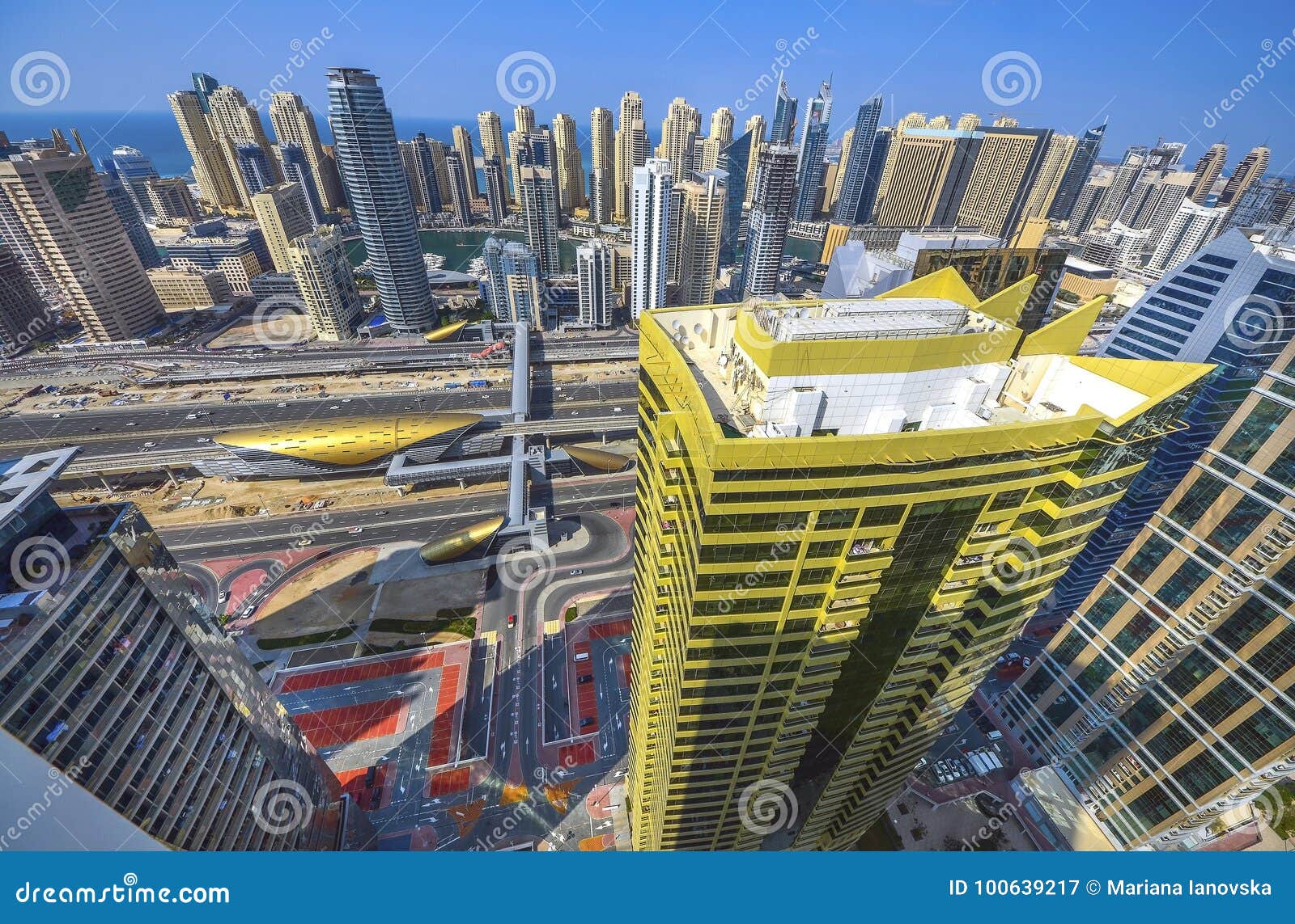 Dubai Marina Panoramic View. Dubai-Jachthafenpanoramablick mit Metrostation, Dubai, OAE