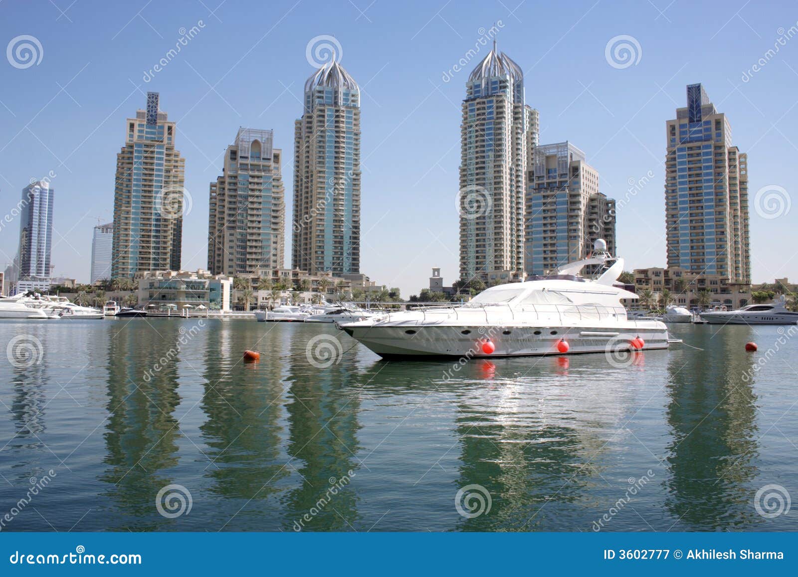 Dubai marinaskyskrapa uae. Arabisk förenad dubai emiratesmarina