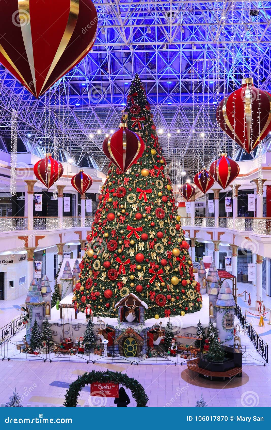  DUBAI  UAE DEC 10 Christmas  Tree And Decorations  At The 